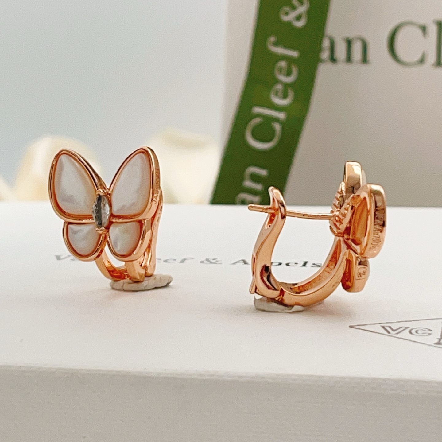 Orecchini Van Cleef Arpels Two Butterfly in oro rosa, madreperla bianca, diamanti trasparenti, larghezza 12 mm