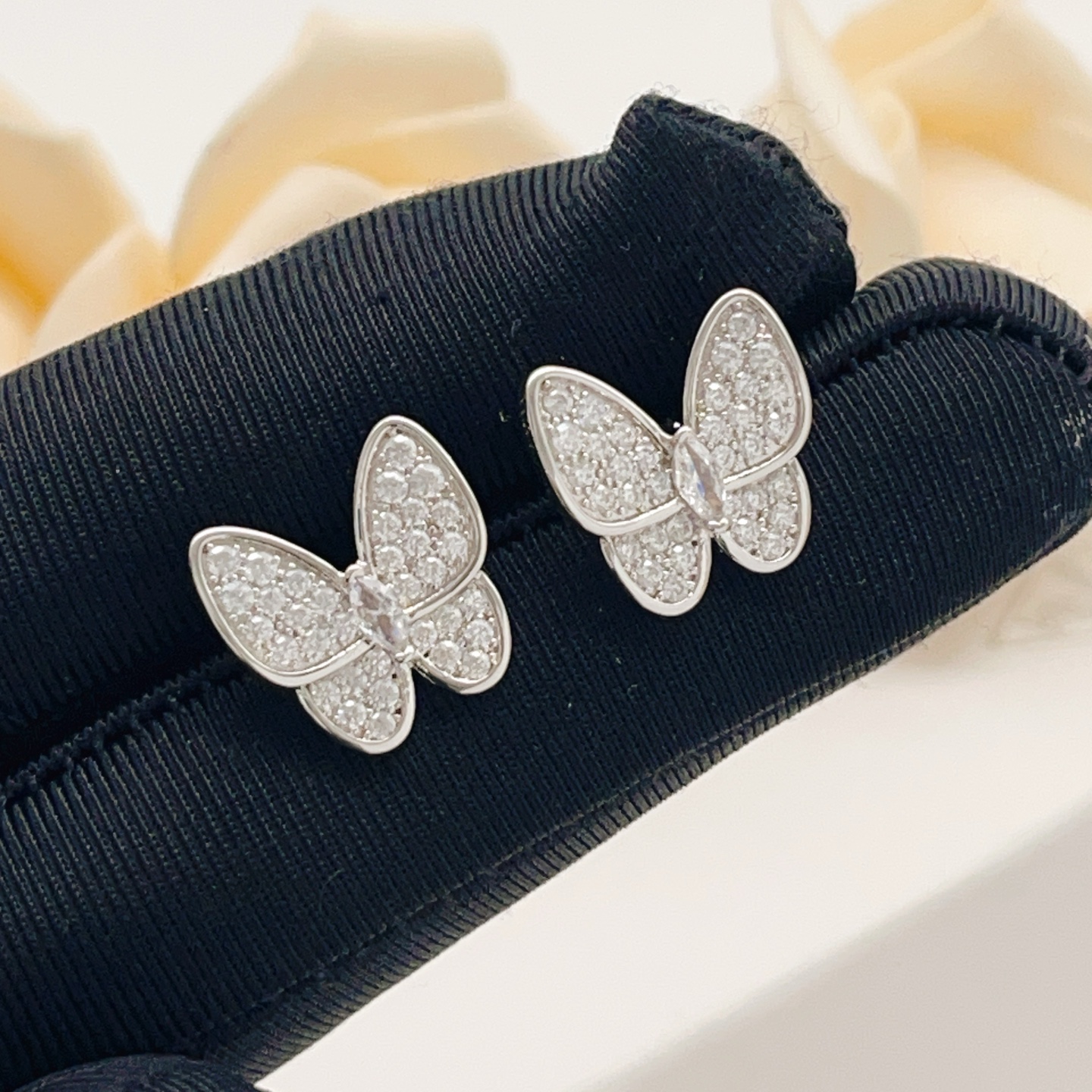 Brincos Van Cleef Arpels com duas borboletas em ouro branco prateado com diamantes transparentes tamanho único
