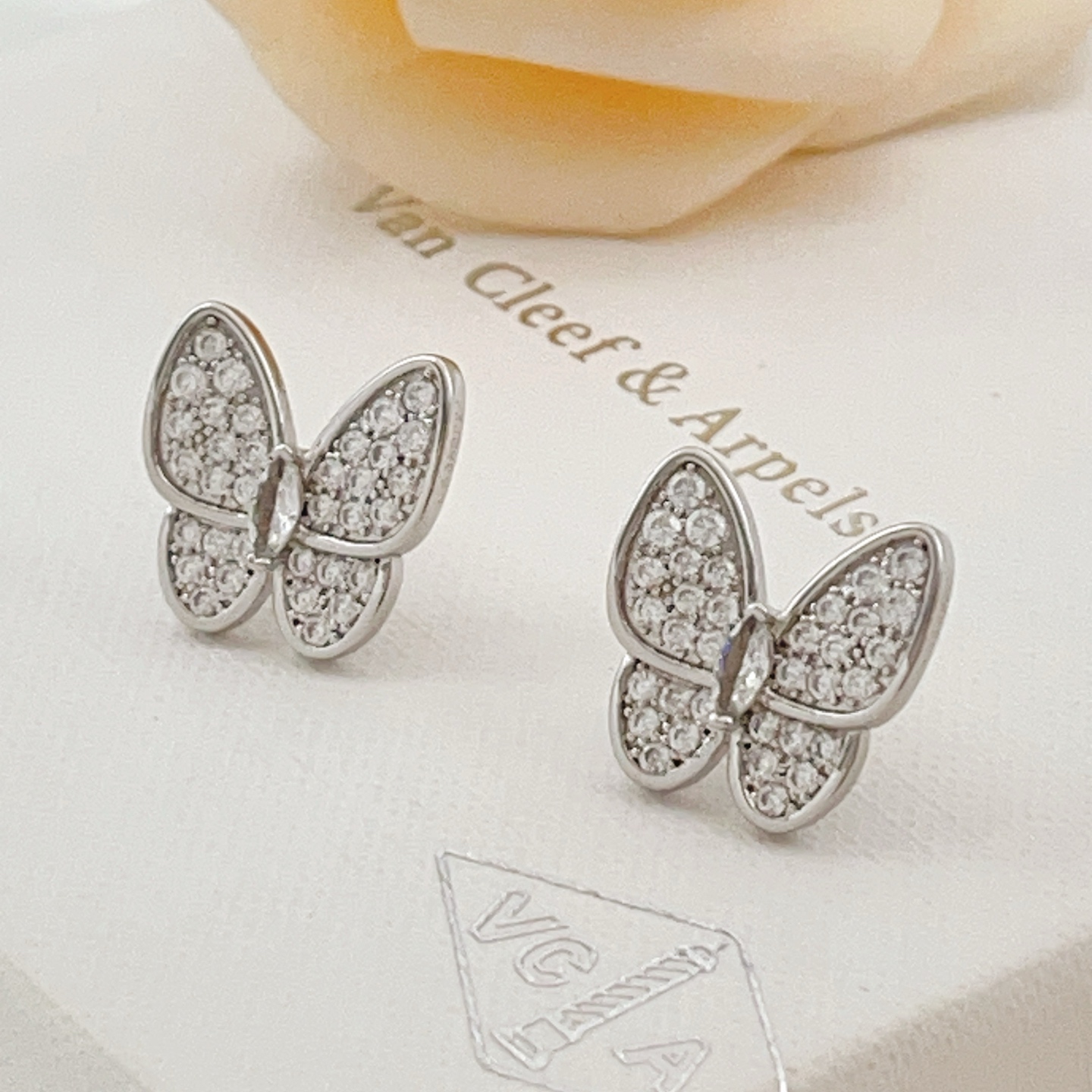 Brincos Van Cleef Arpels com duas borboletas em ouro branco prateado com diamantes transparentes tamanho único