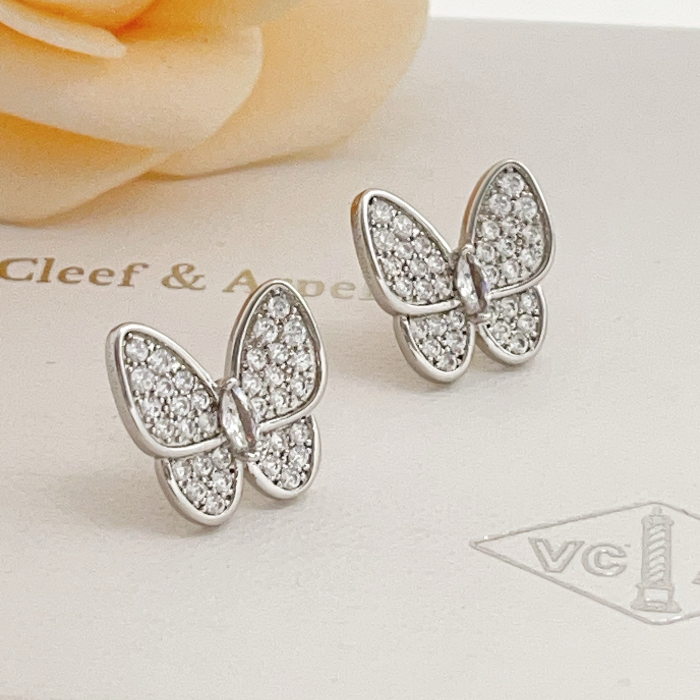 Brincos Van Cleef Arpels com duas borboletas em ouro branco prateado com diamantes transparentes tamanho único