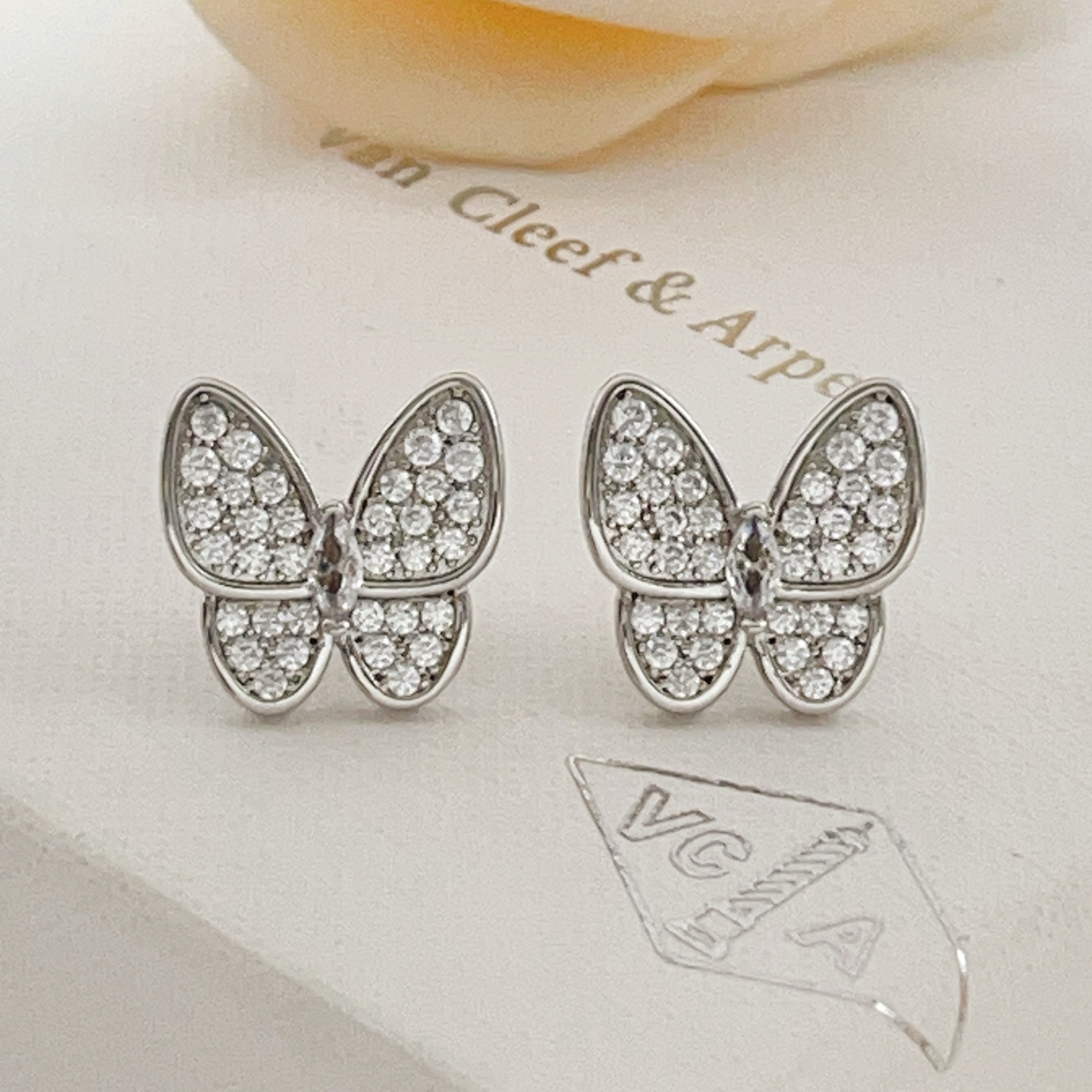 Brincos Van Cleef Arpels com duas borboletas em ouro branco prateado com diamantes transparentes tamanho único