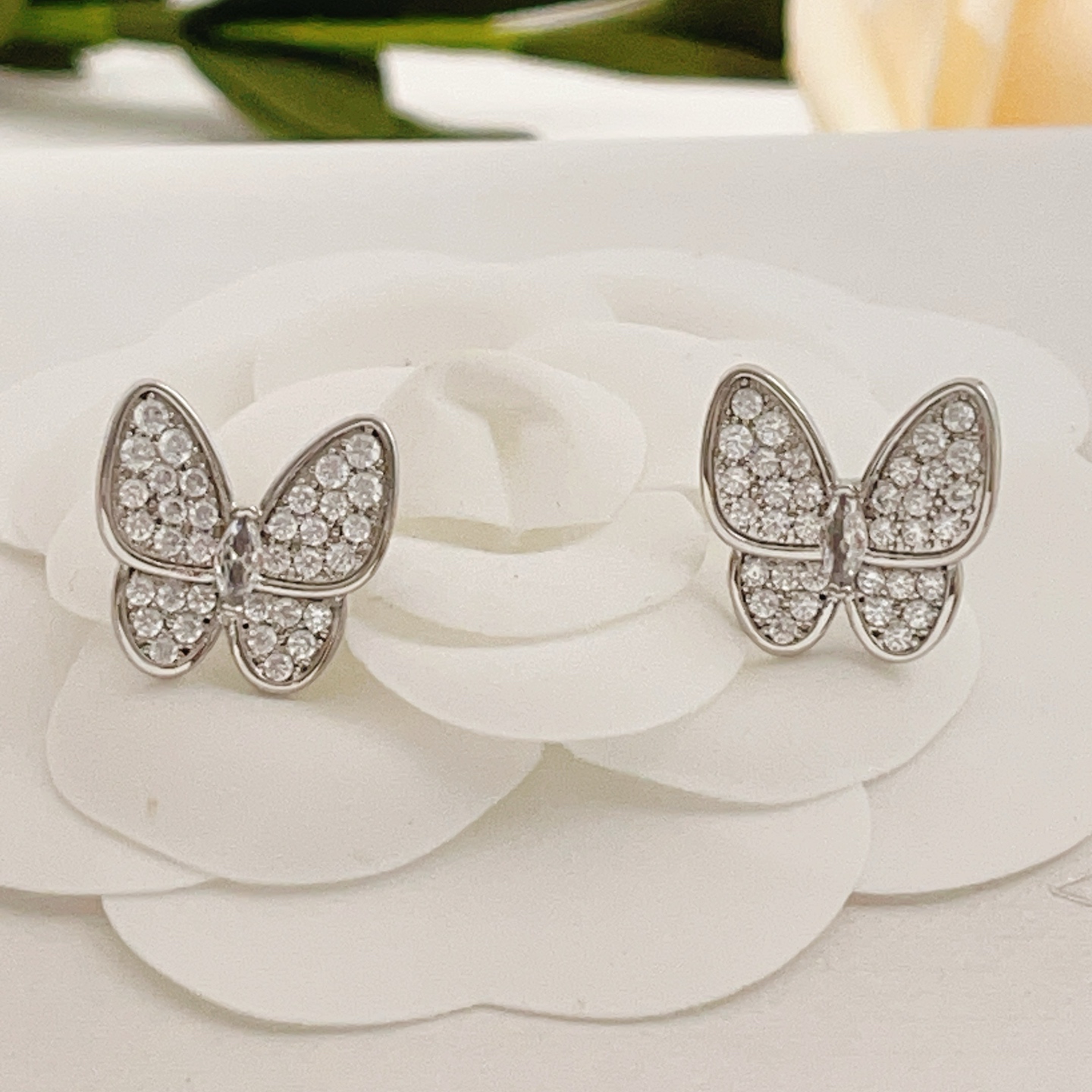 Brincos Van Cleef Arpels com duas borboletas em ouro branco prateado com diamantes transparentes tamanho único