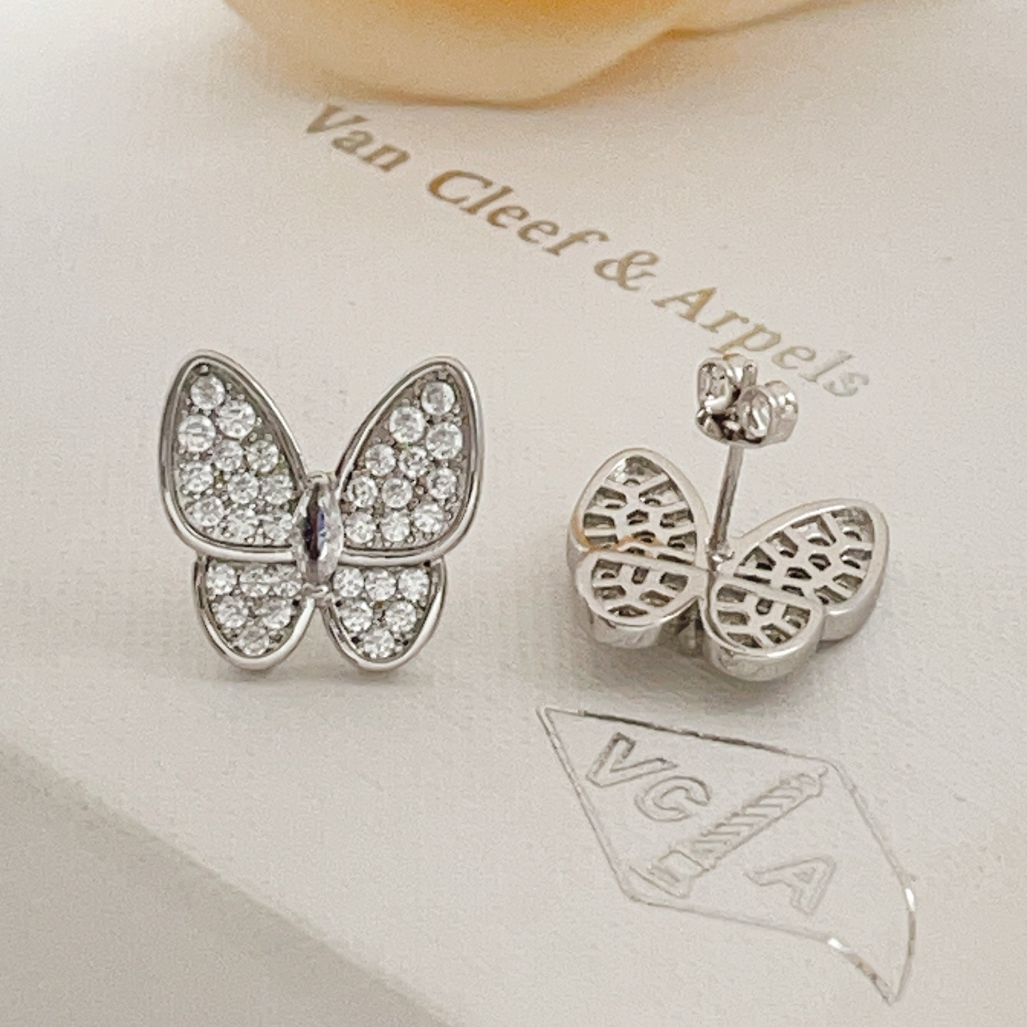 Brincos Van Cleef Arpels com duas borboletas em ouro branco prateado com diamantes transparentes tamanho único