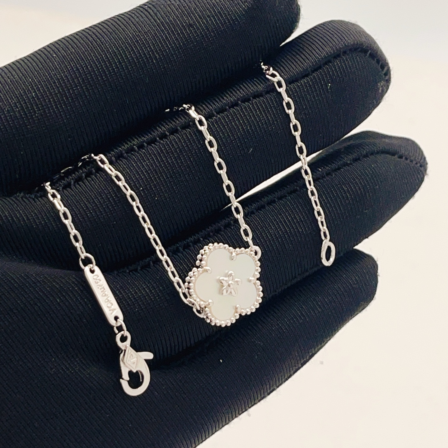 Van Cleef Arpels Pulsera Lucky Spring Plum Blossom de metal plateado con nácar blanco 17cm