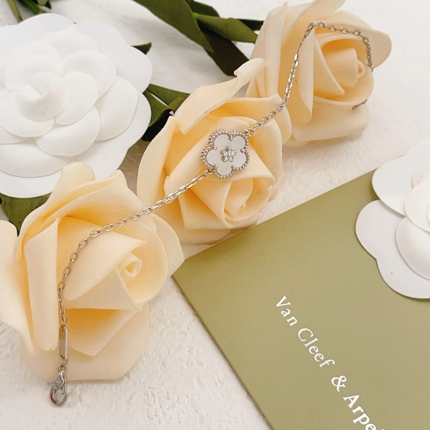 Van Cleef Arpels Pulsera Lucky Spring Plum Blossom de metal plateado con nácar blanco 17cm