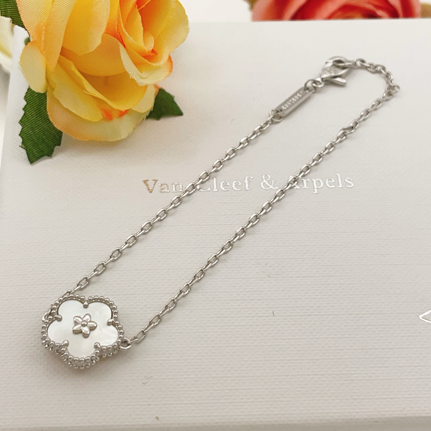 Van Cleef Arpels Pulsera Lucky Spring Plum Blossom de metal plateado con nácar blanco 17cm