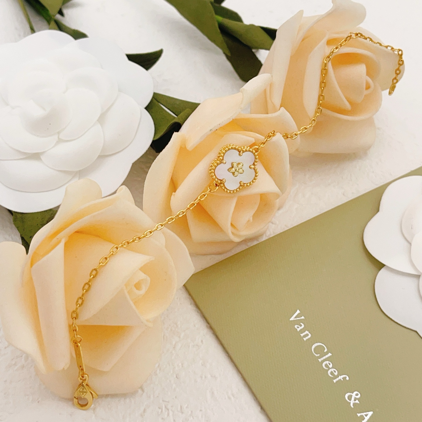 Van Cleef Arpels Lucky Spring Plum Blossom bracelet Yellow gold with white mother-of-pearl 17cm