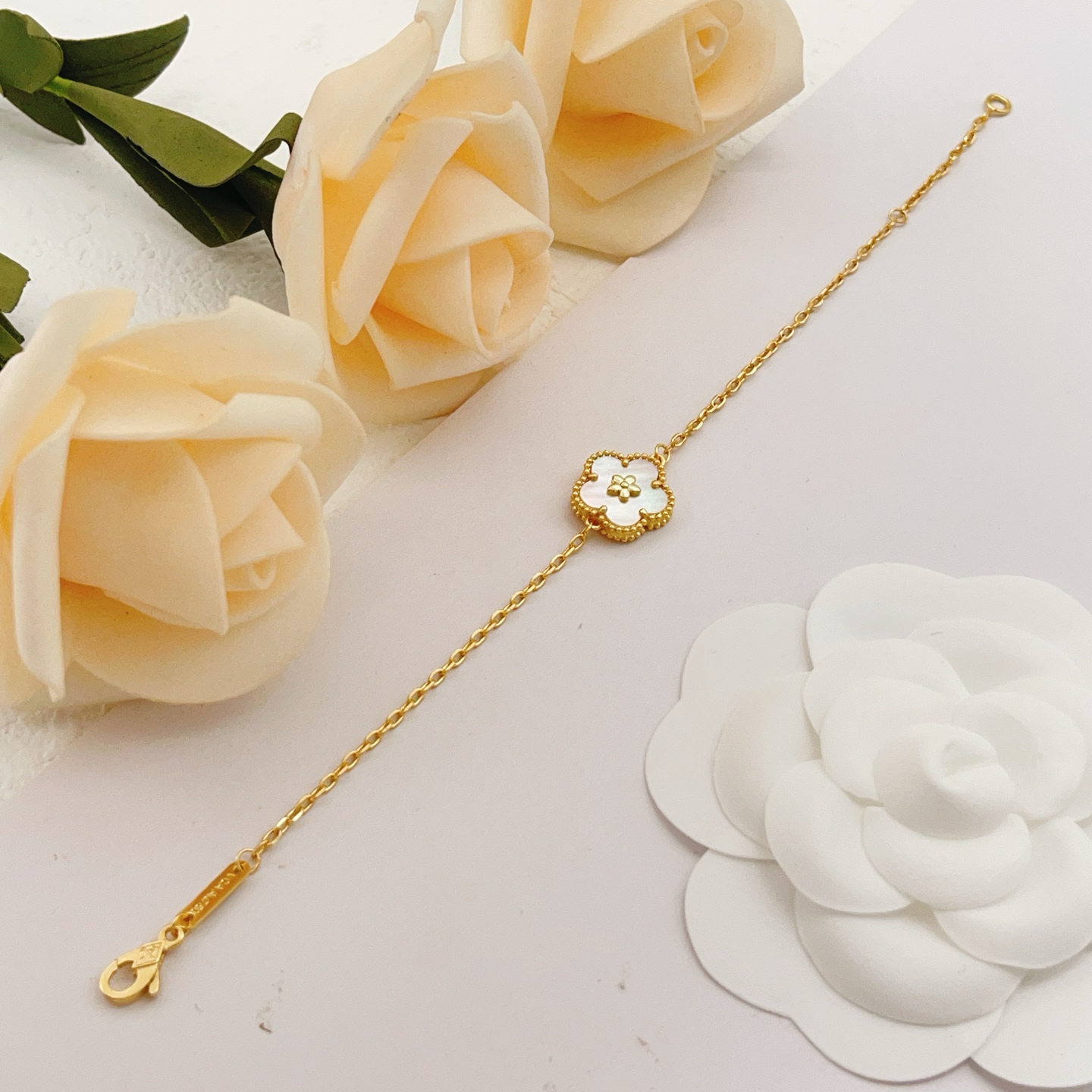 Van Cleef Arpels Lucky Spring Plum Blossom bracelet Yellow gold with white mother-of-pearl 17cm