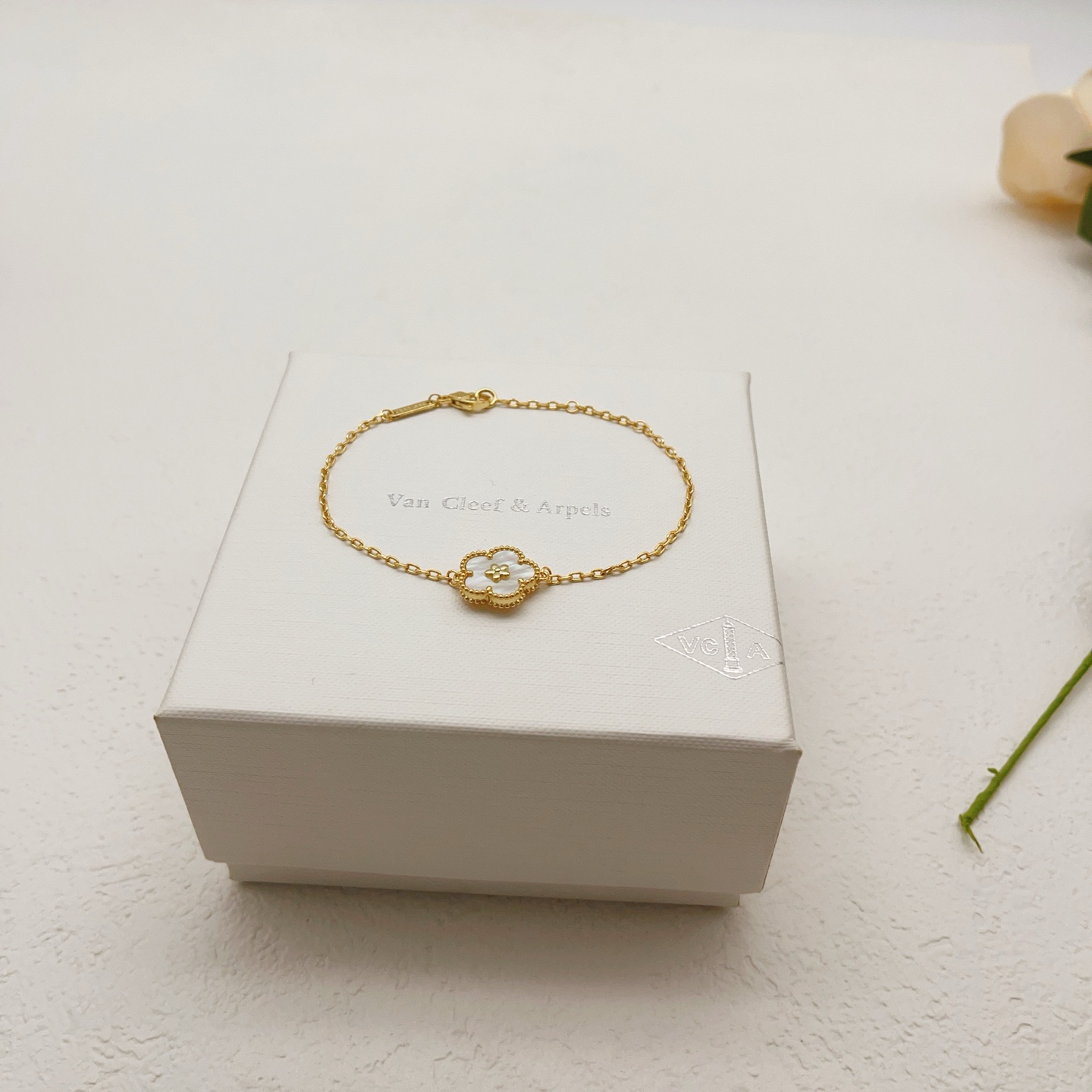 Van Cleef Arpels Lucky Spring Plum Blossom bracelet Yellow gold with white mother-of-pearl 17cm