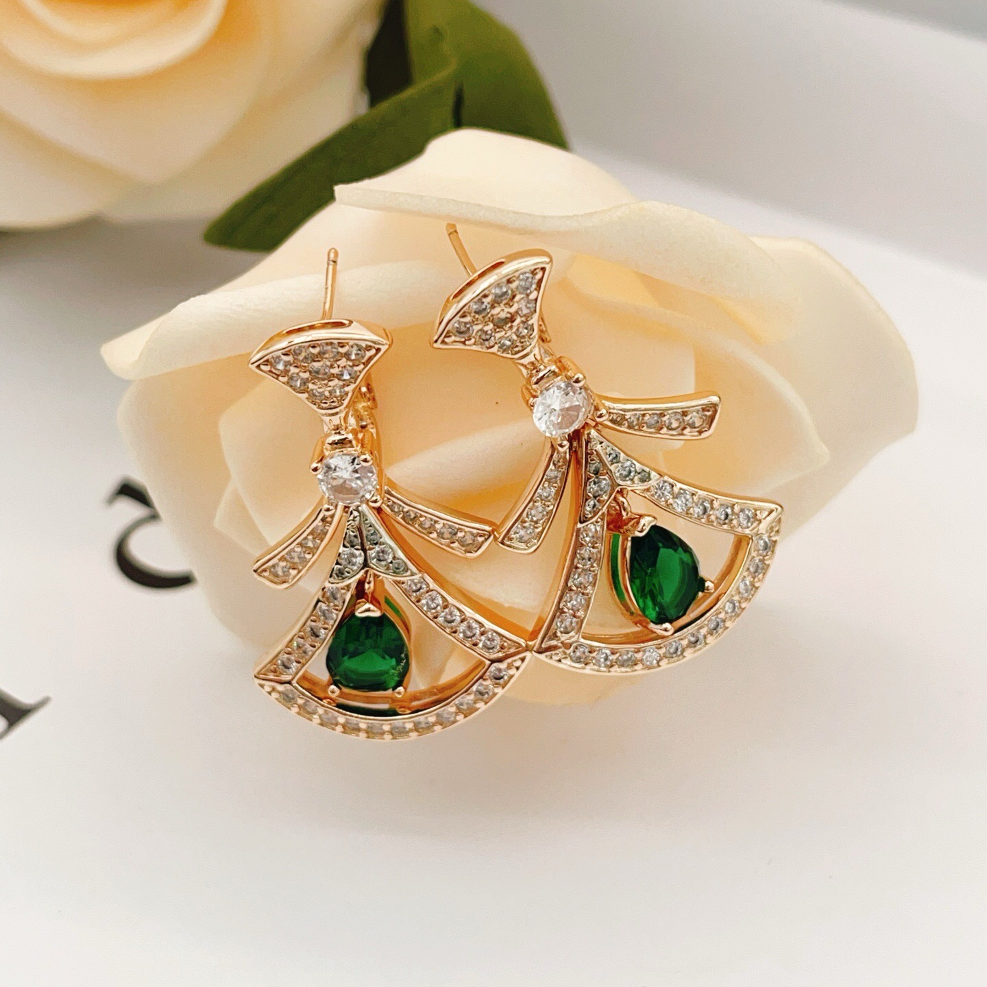 Bvlgari Divas Dream earrings Rose gold with clear pave diamonds and pear-shaped emerald green gemstones One Size