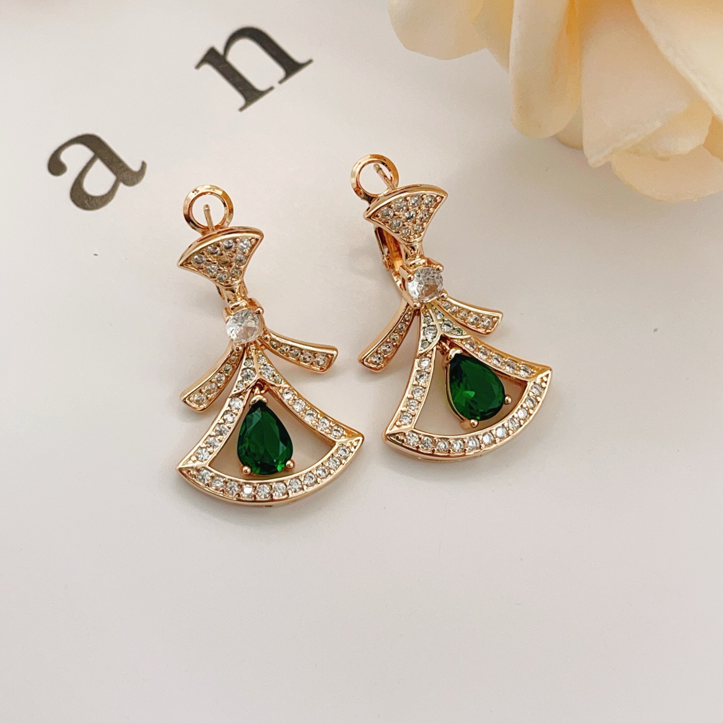 Bvlgari Divas Dream earrings Rose gold with clear pave diamonds and pear-shaped emerald green gemstones One Size