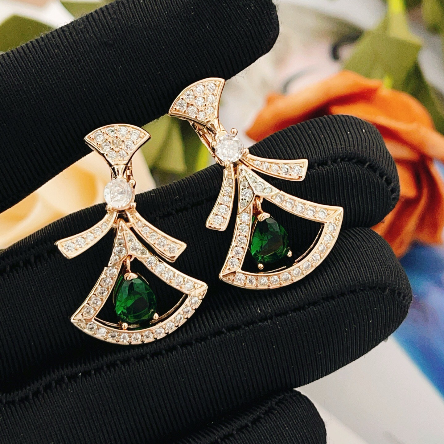Bvlgari Divas Dream earrings Rose gold with clear pave diamonds and pear-shaped emerald green gemstones One Size