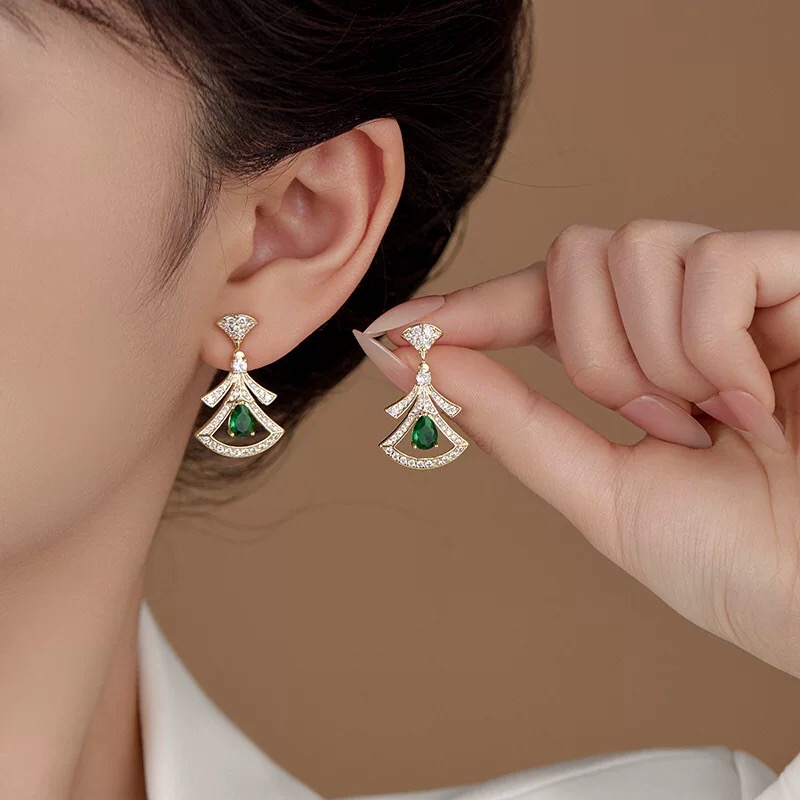 Bvlgari Divas Dream earrings Rose gold with clear pave diamonds and pear-shaped emerald green gemstones One Size