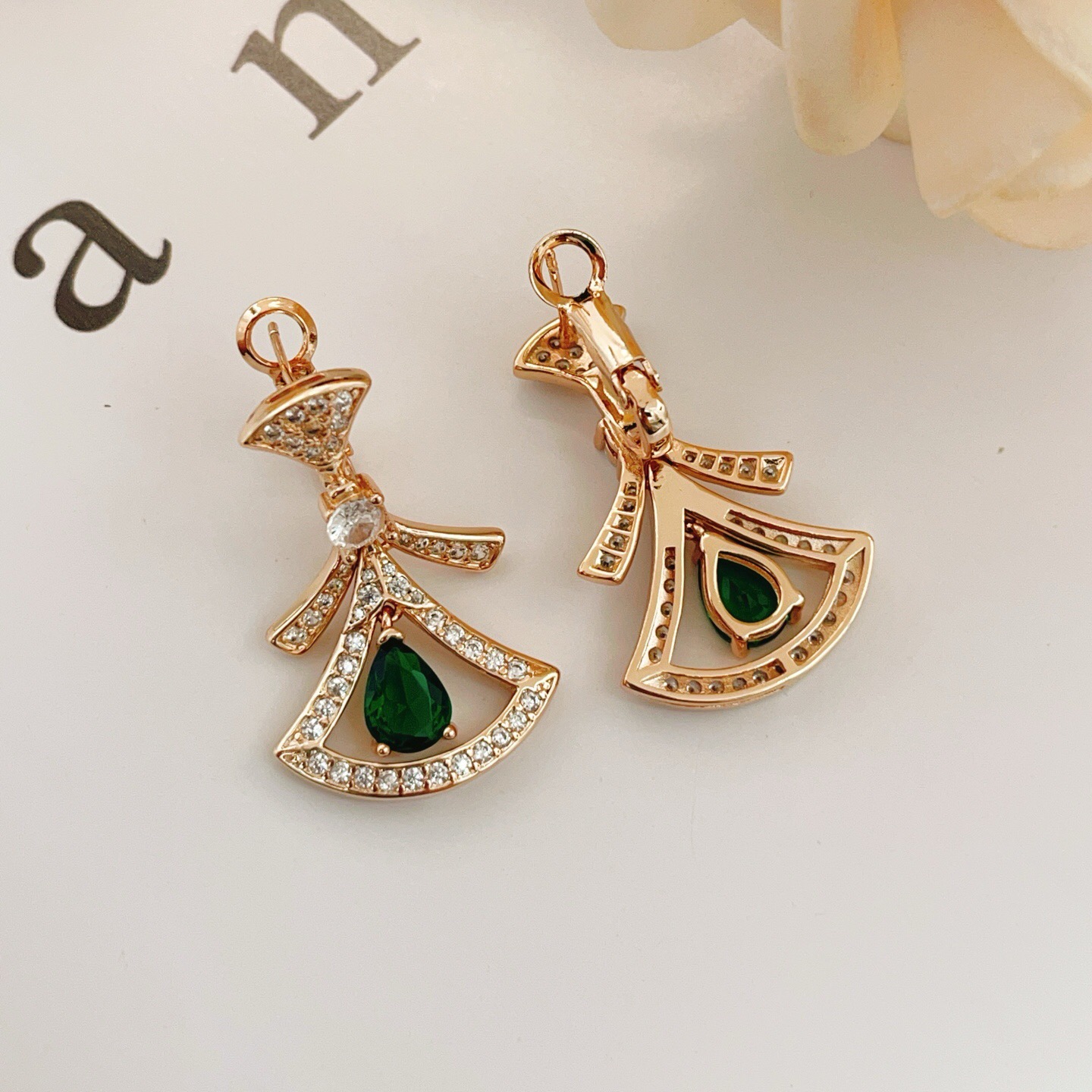 Bvlgari Divas Dream earrings Rose gold with clear pave diamonds and pear-shaped emerald green gemstones One Size