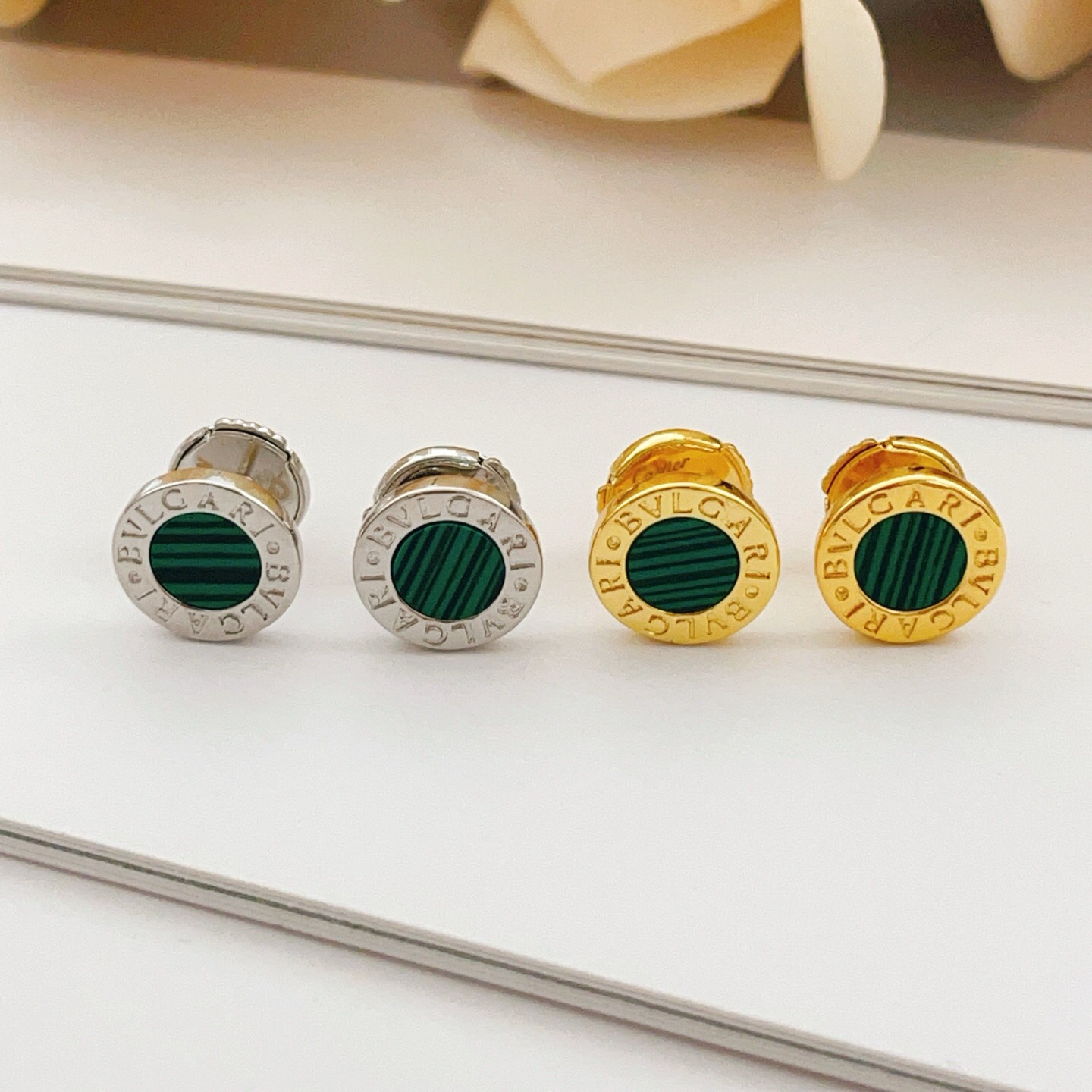 Bvlgari Bvlgari Bvlgari earrings yellow gold with green malachite 10mm diameter stud