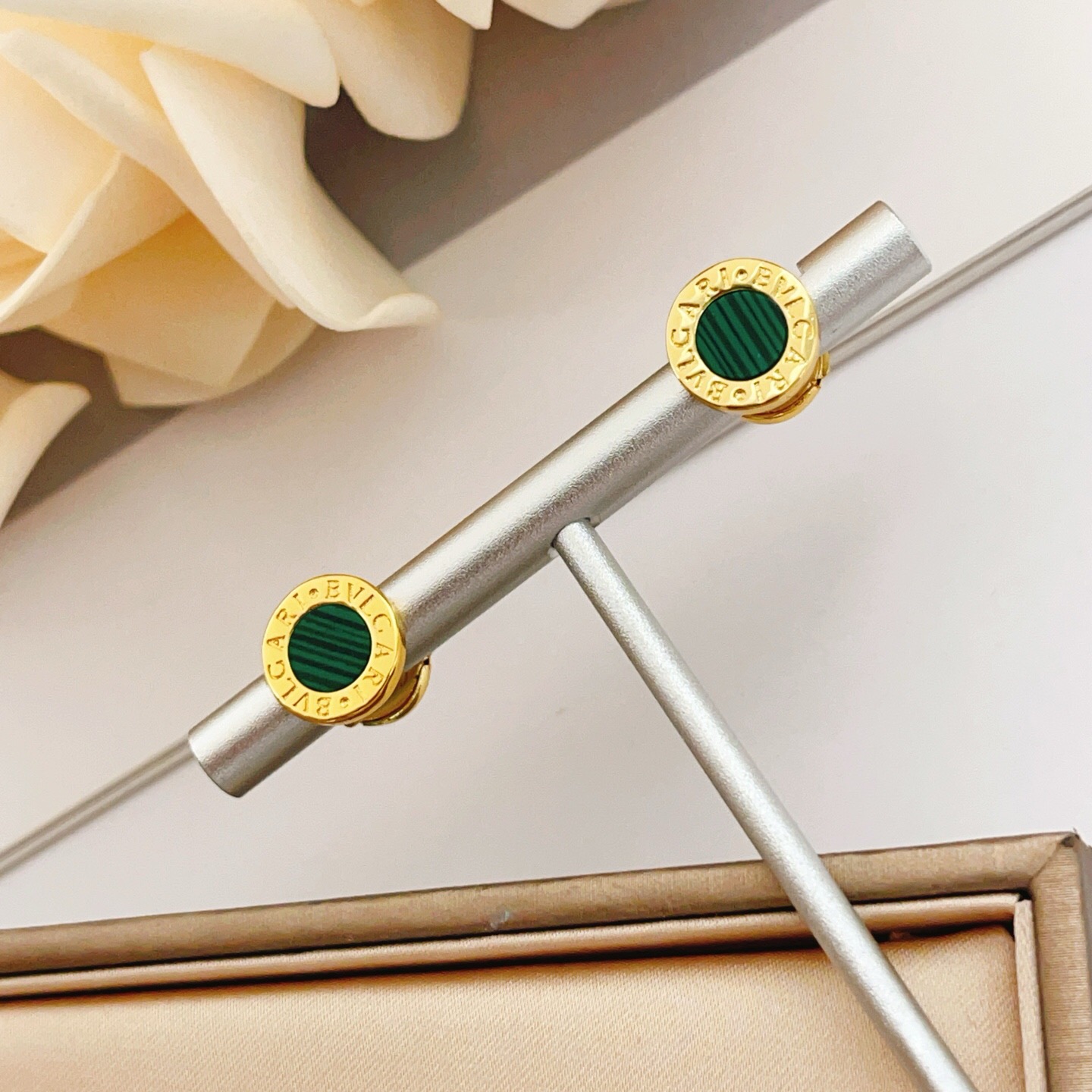 Bvlgari Bvlgari Bvlgari earrings yellow gold with green malachite 10mm diameter stud