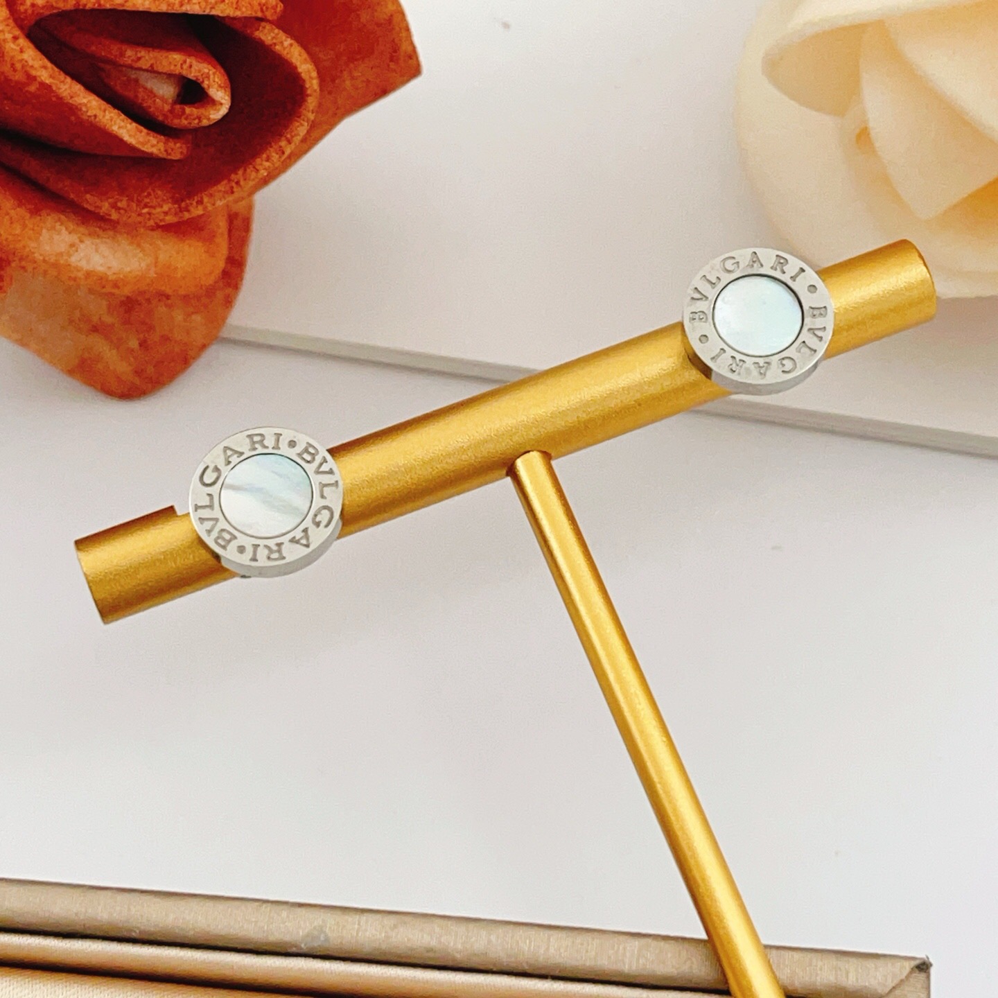 Bvlgari Bvlgari Bvlgari earrings silver-toned metal with white mother-of-pearl inlay 10mm diameter