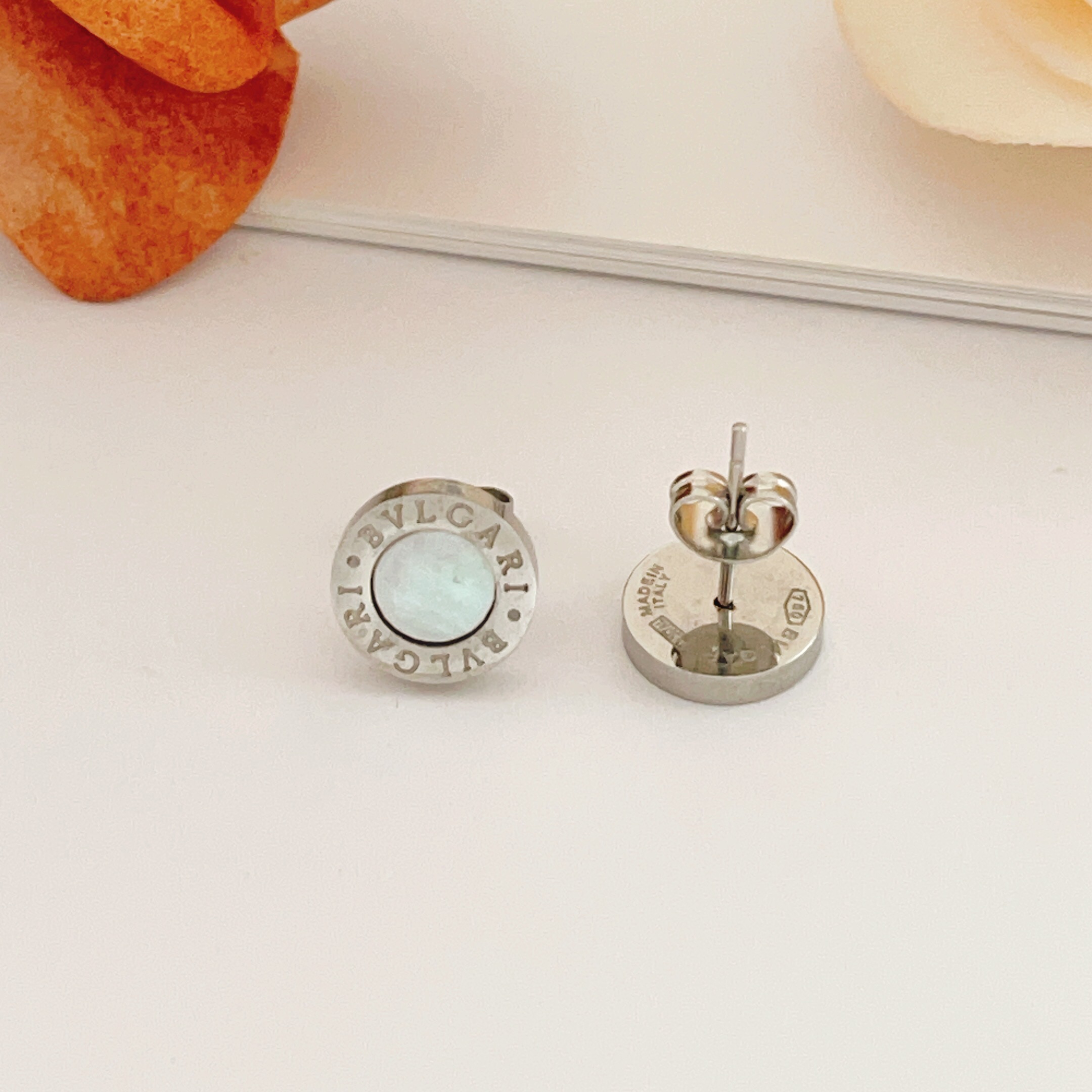 Bvlgari Bvlgari Bvlgari earrings silver-toned metal with white mother-of-pearl inlay 10mm diameter