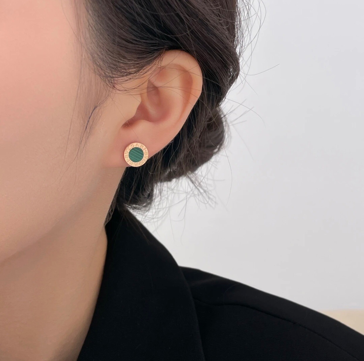 Bvlgari Bvlgari Bvlgari earrings silver-toned metal with white mother-of-pearl inlay 10mm diameter