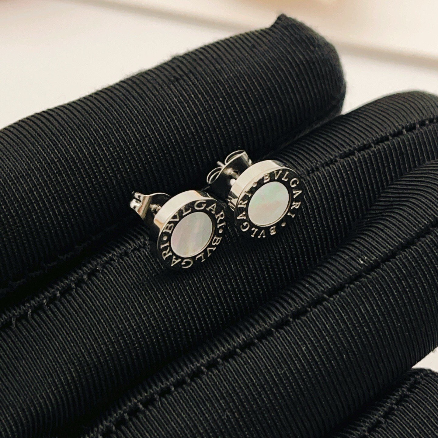 Bvlgari Bvlgari Bvlgari earrings silver-toned metal with white mother-of-pearl inlay 10mm diameter