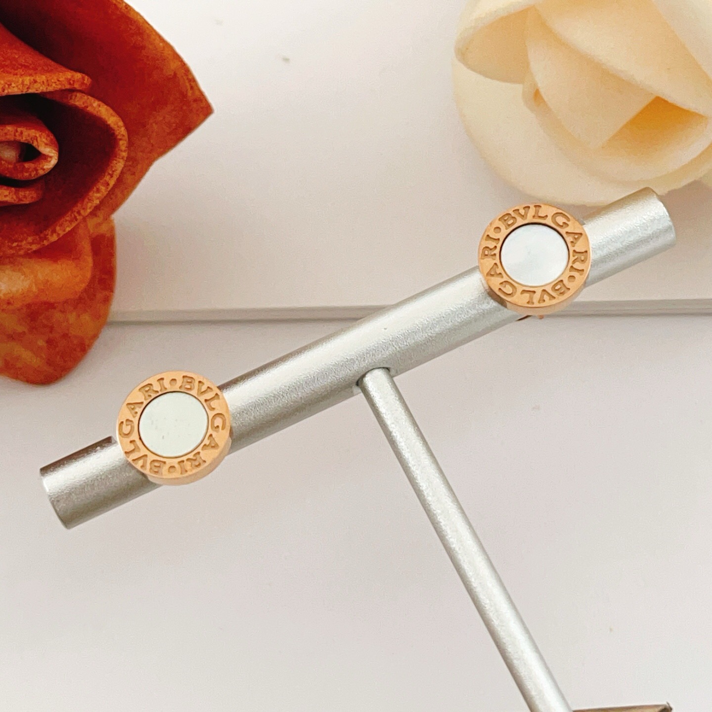 Bvlgari Bvlgari Bvlgari earrings rose gold metal with white mother-of-pearl inlay 10mm diameter