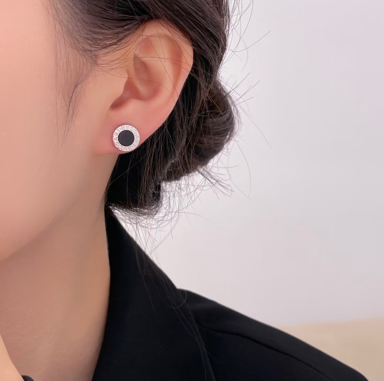 Bvlgari Bvlgari Bvlgari earrings rose gold metal with white mother-of-pearl inlay 10mm diameter