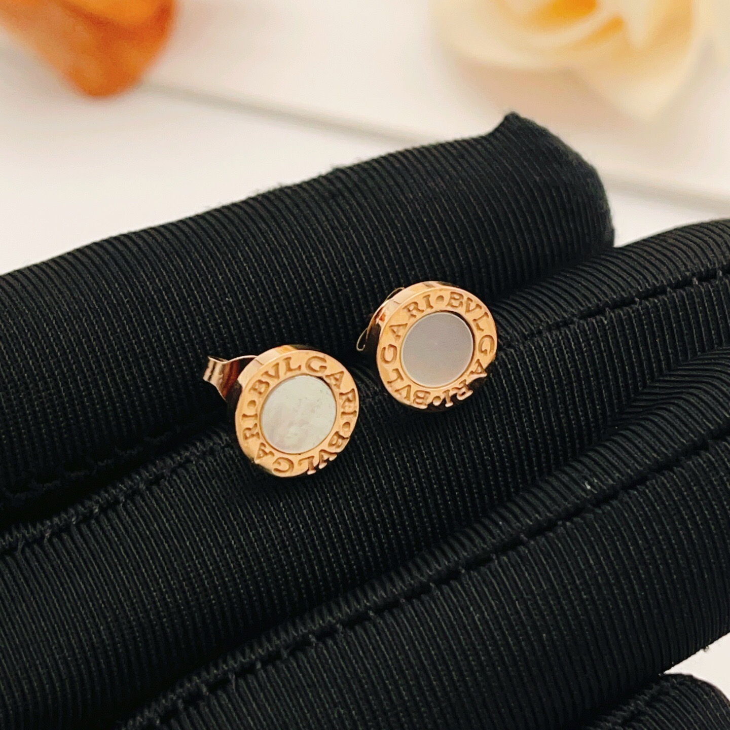 Bvlgari Bvlgari Bvlgari earrings rose gold metal with white mother-of-pearl inlay 10mm diameter