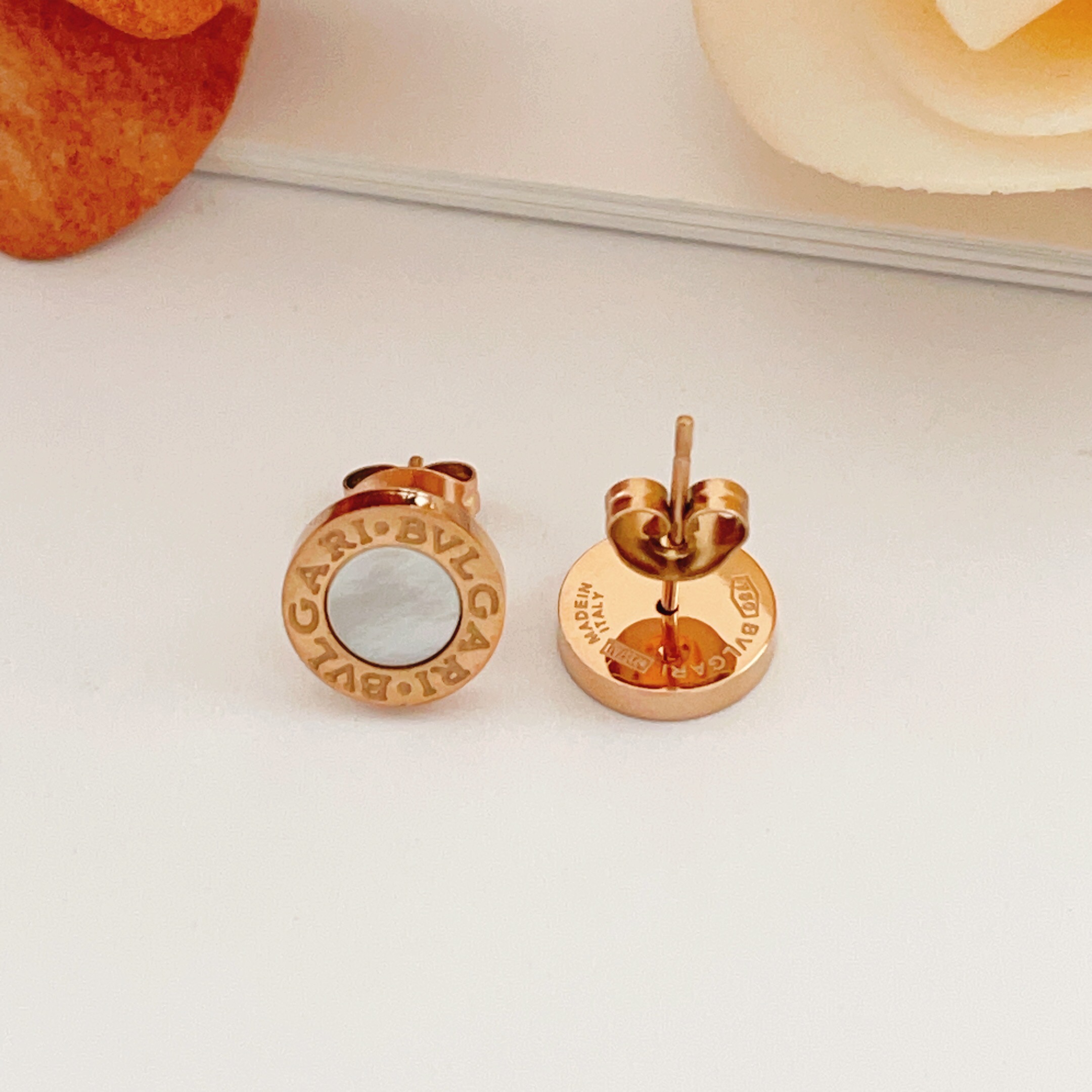 Bvlgari Bvlgari Bvlgari earrings rose gold metal with white mother-of-pearl inlay 10mm diameter