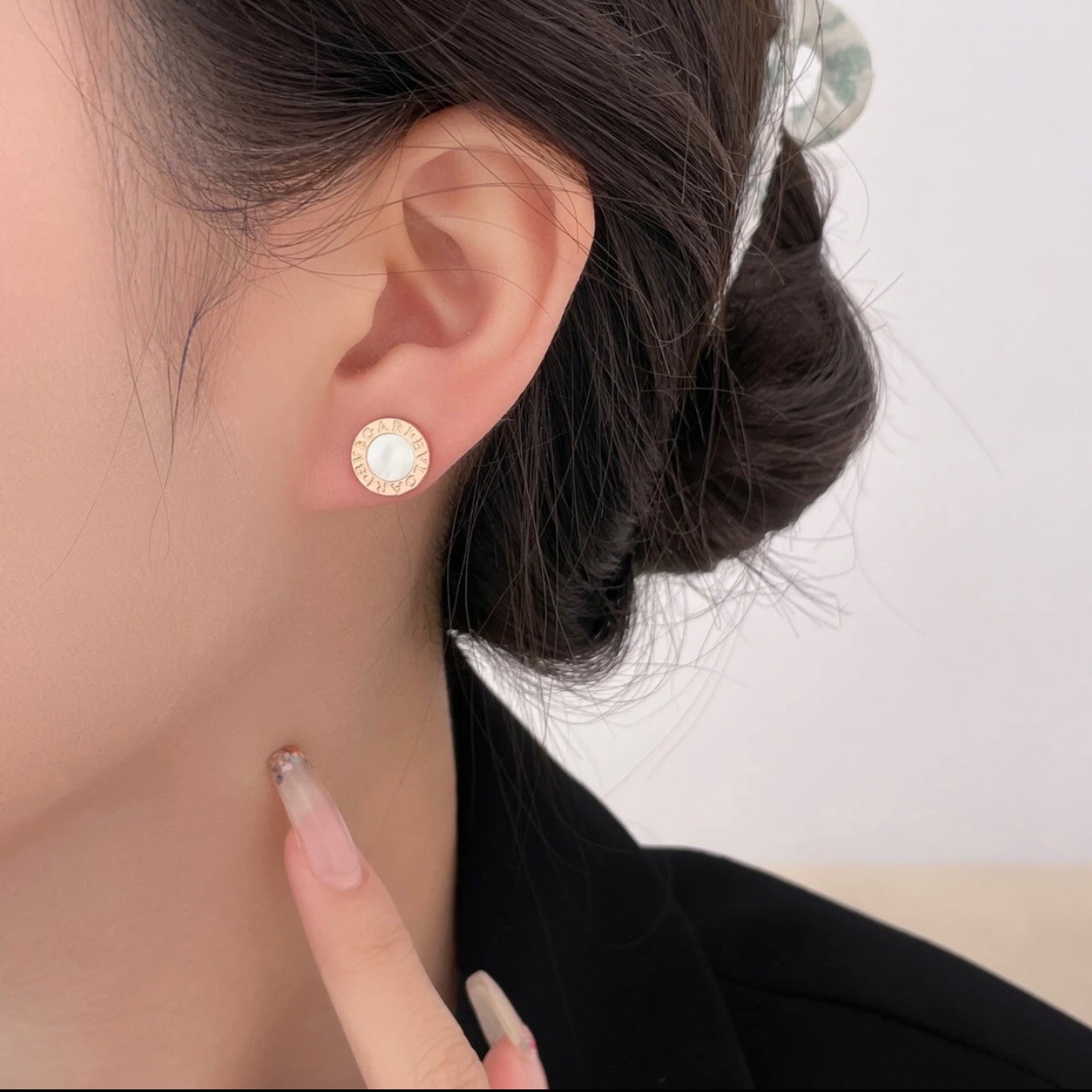Bvlgari Bvlgari Bvlgari earrings rose gold metal with white mother-of-pearl inlay 10mm diameter