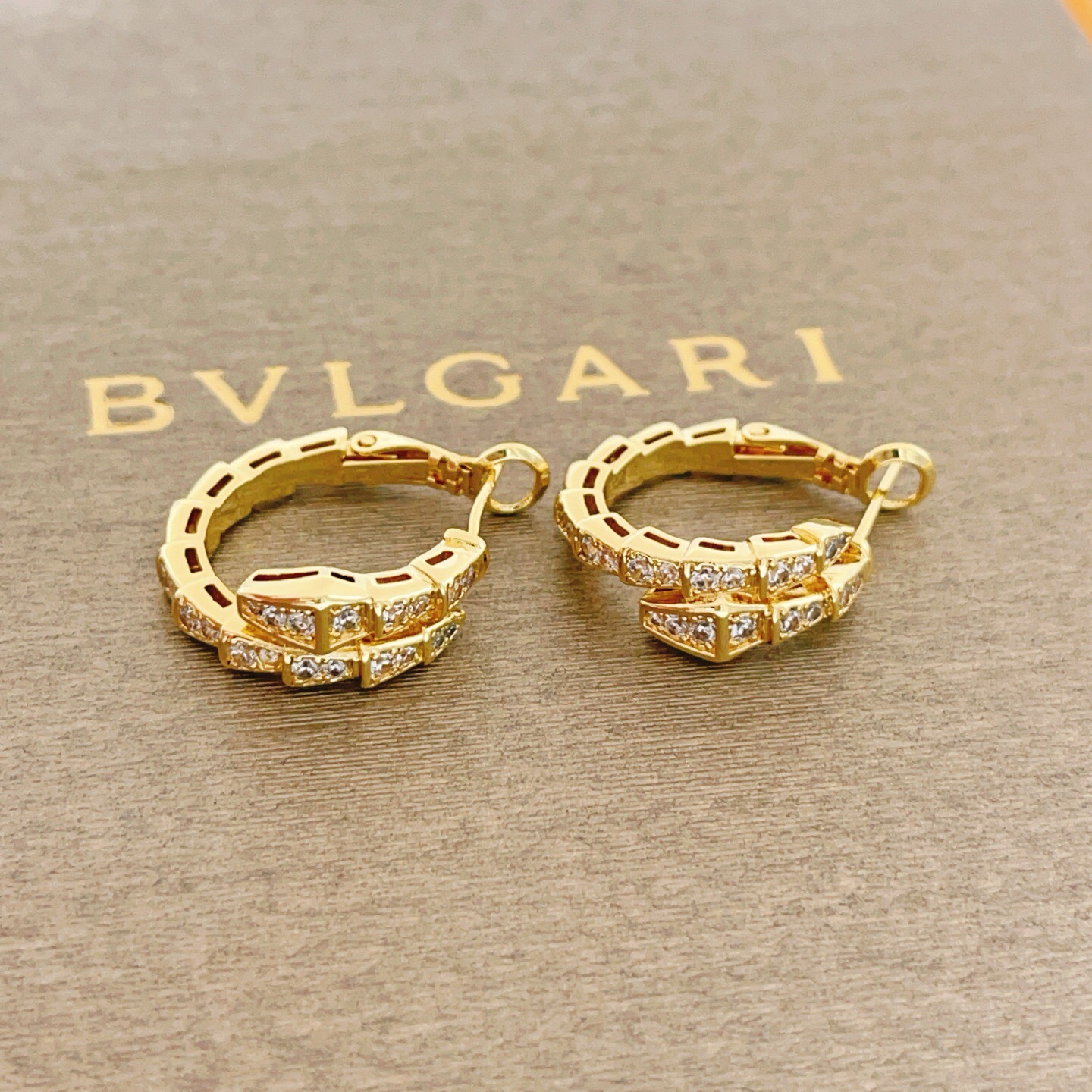 Bvlgari Serpenti Viper earrings yellow gold with clear pave diamonds 15mm outer diameter