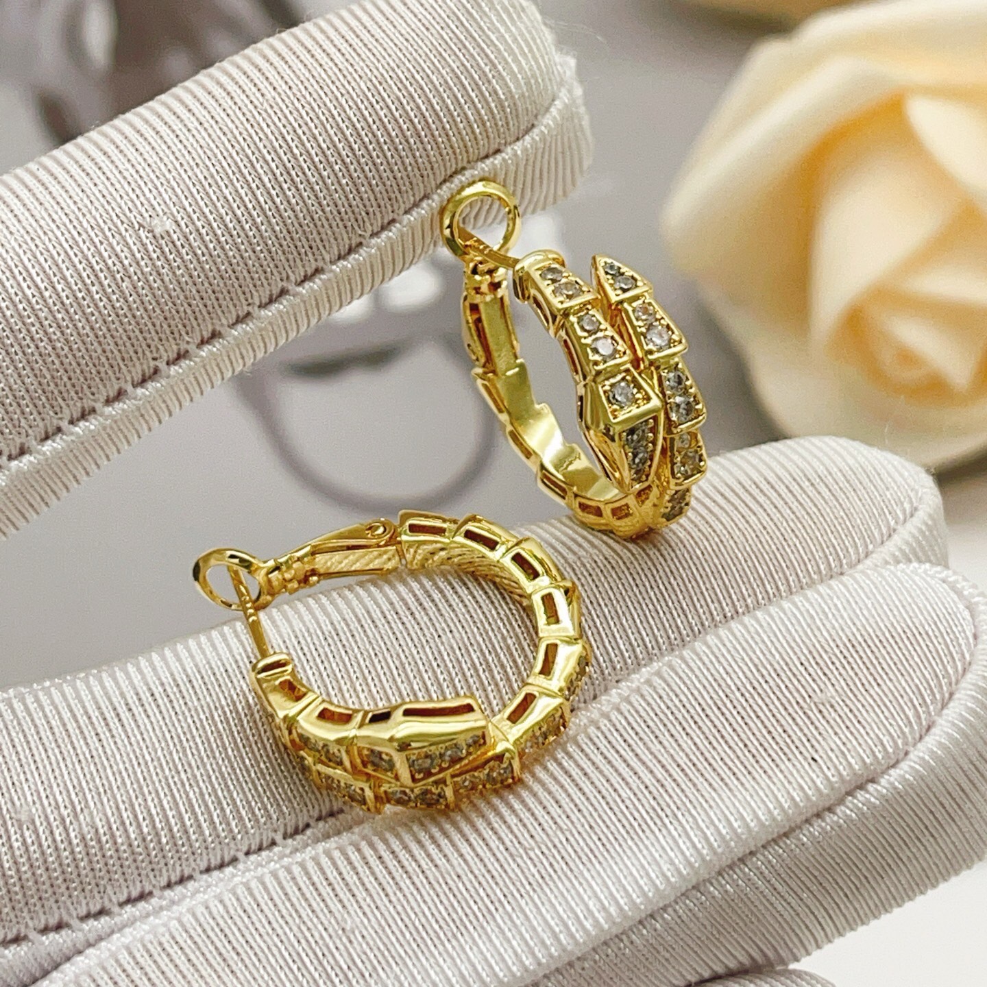 Bvlgari Serpenti Viper earrings yellow gold with clear pave diamonds 15mm outer diameter