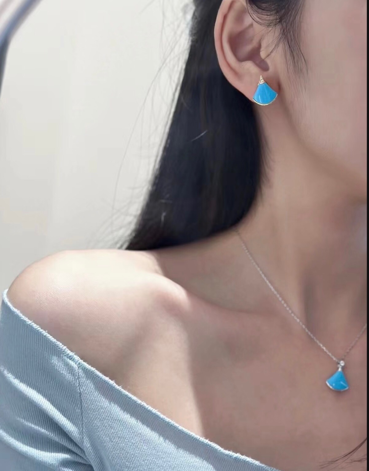 Bvlgari Divas Dream earrings Rose gold with turquoise blue stone and clear diamond accents 12mm stud length