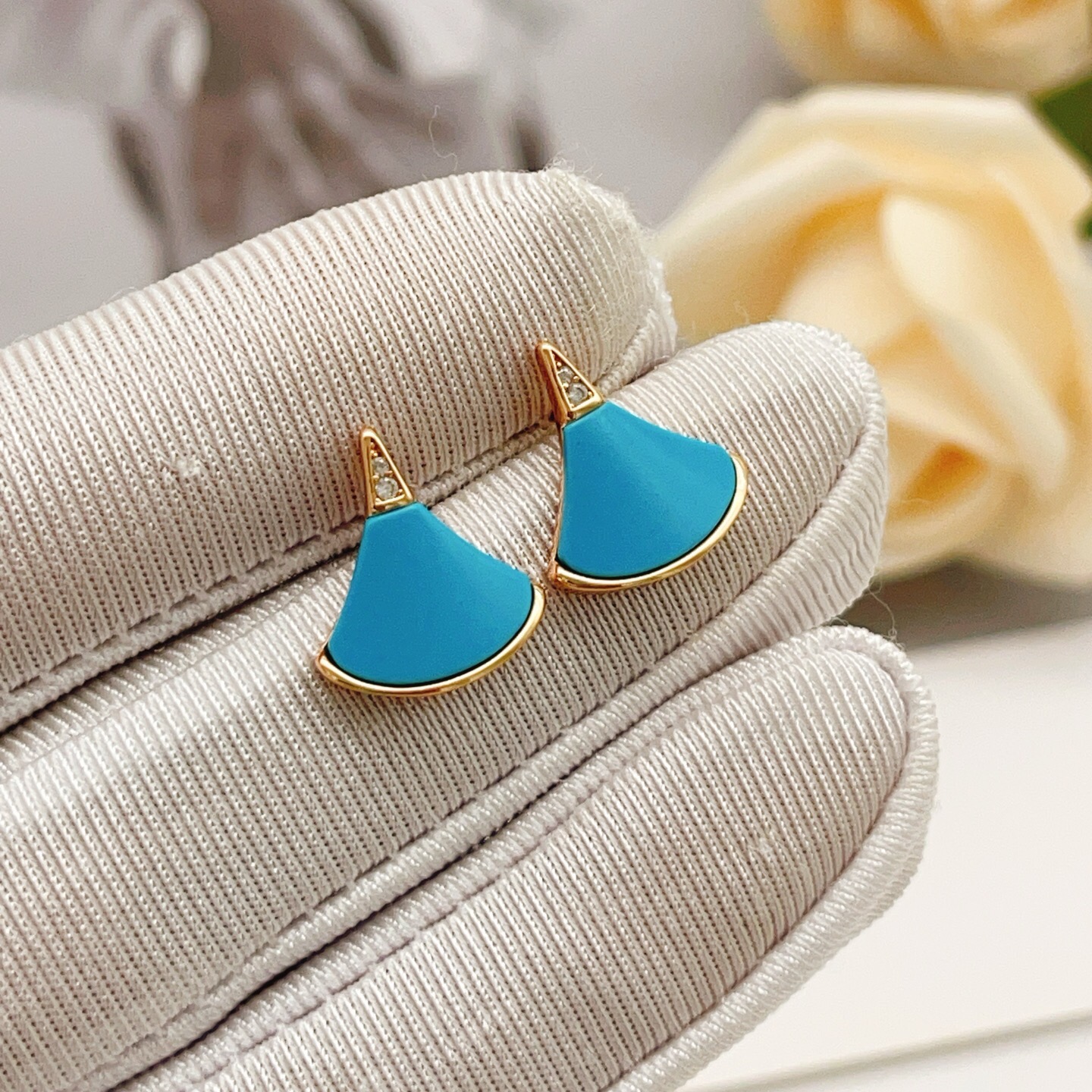 Bvlgari Divas Dream earrings Rose gold with turquoise blue stone and clear diamond accents 12mm stud length
