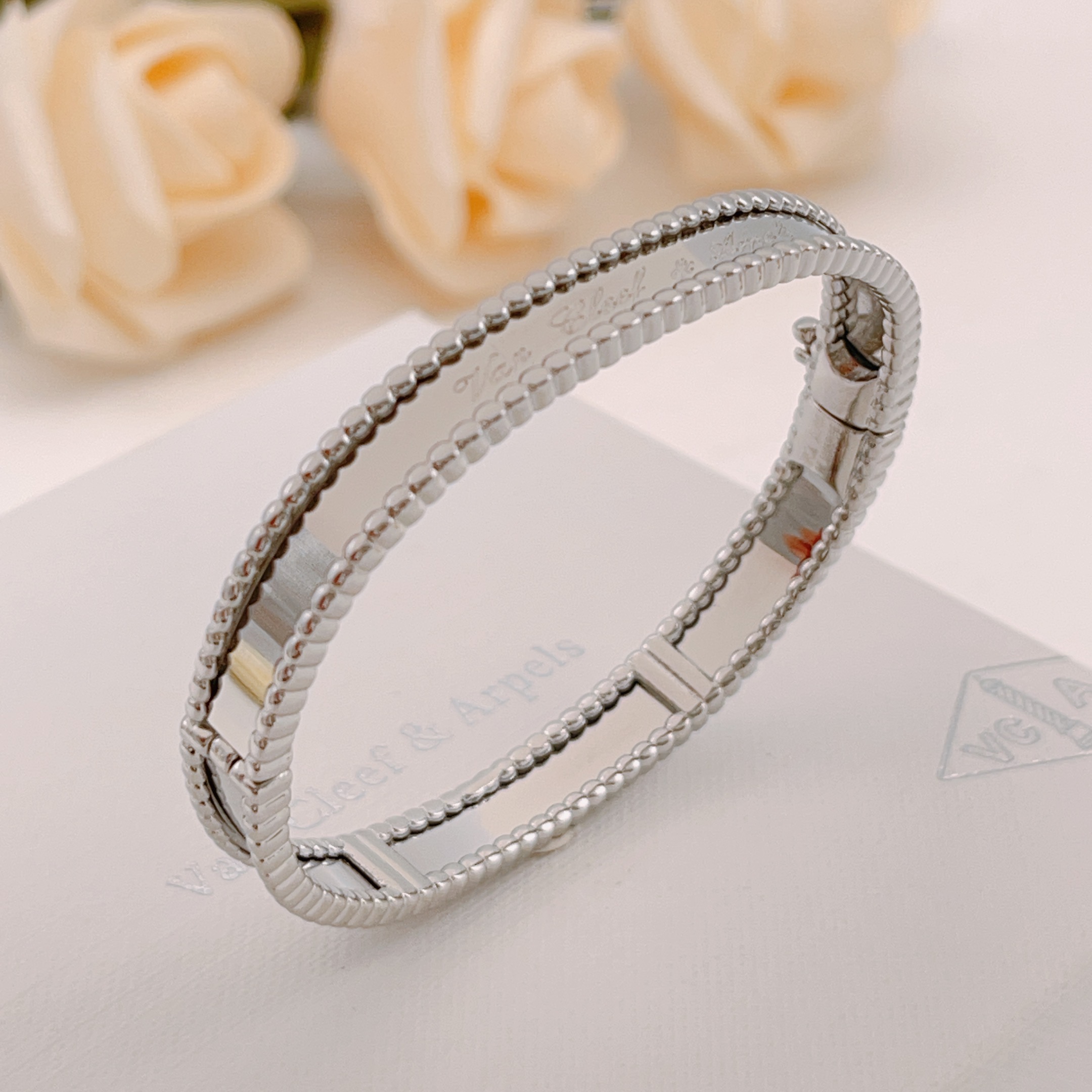 Van Cleef Arpels Perlee Signature bracelet silver-toned metal no gemstones 17cm