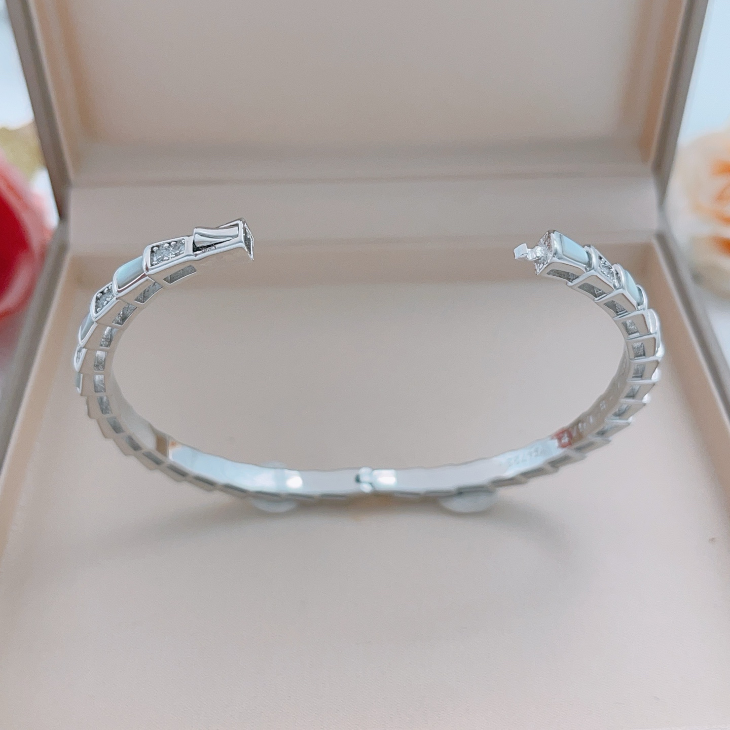 Bvlgari Serpenti Viper bracelet 18k white gold white mother-of-pearl clear diamond 17