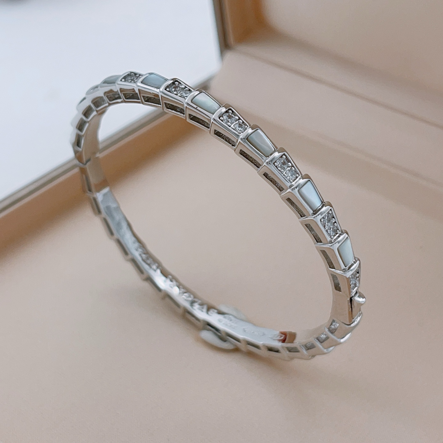 Bvlgari Serpenti Viper bracelet 18k white gold white mother-of-pearl clear diamond 17