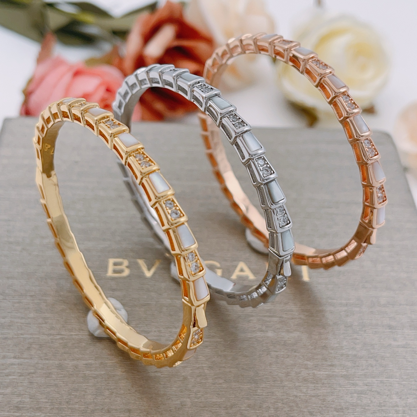 Bvlgari Serpenti Viper bracelet Yellow gold white mother-of-pearl clear diamonds 17