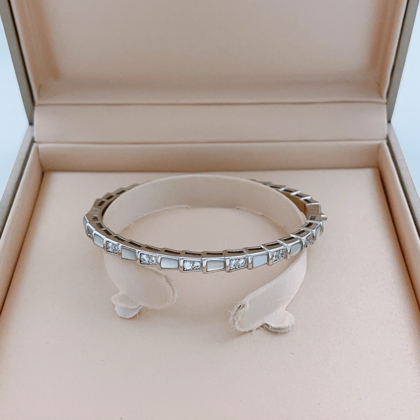 Bvlgari Serpenti Viper bracelet 18k white gold white mother-of-pearl clear diamond 17