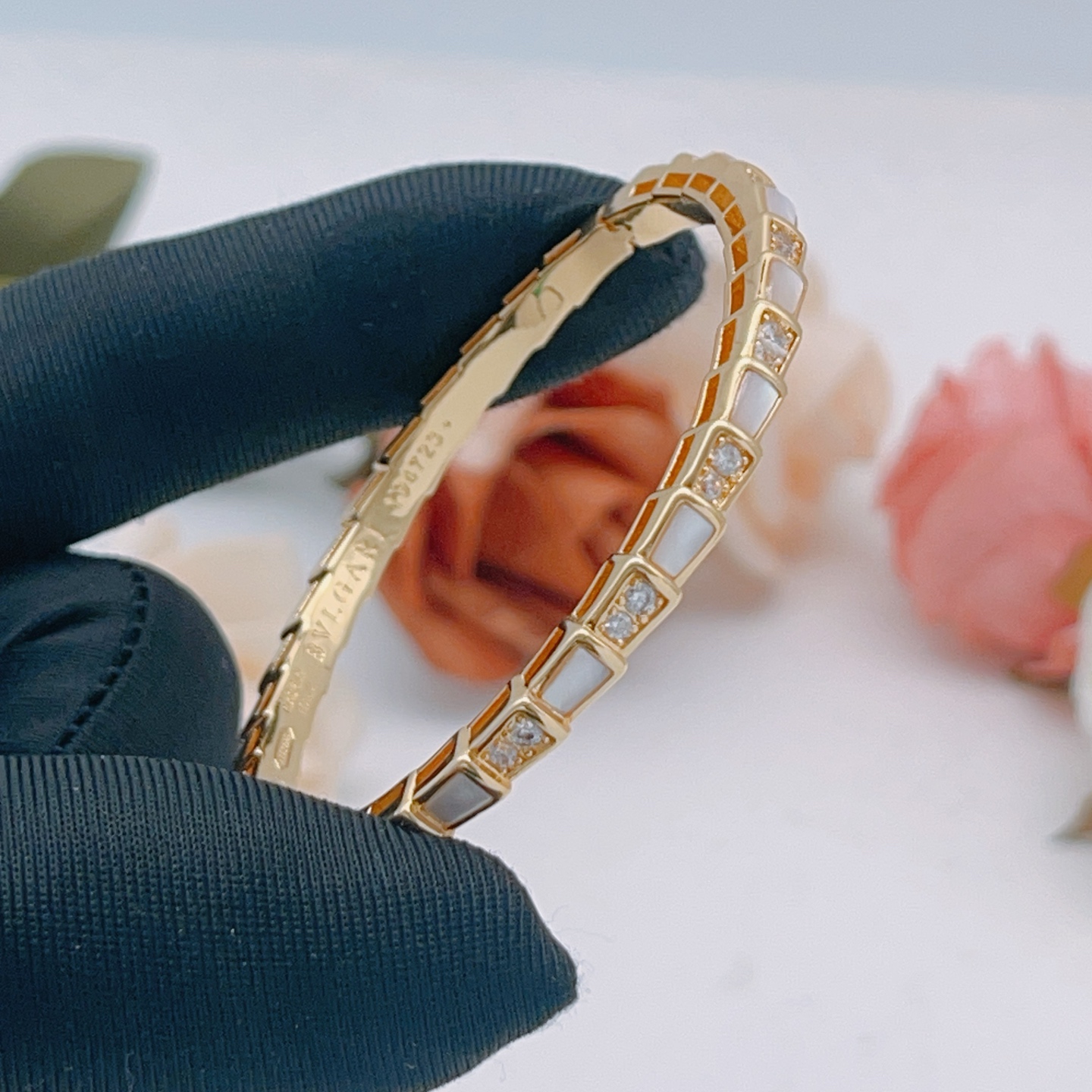 Bvlgari Serpenti Viper bracelet Yellow gold white mother-of-pearl clear diamonds 17