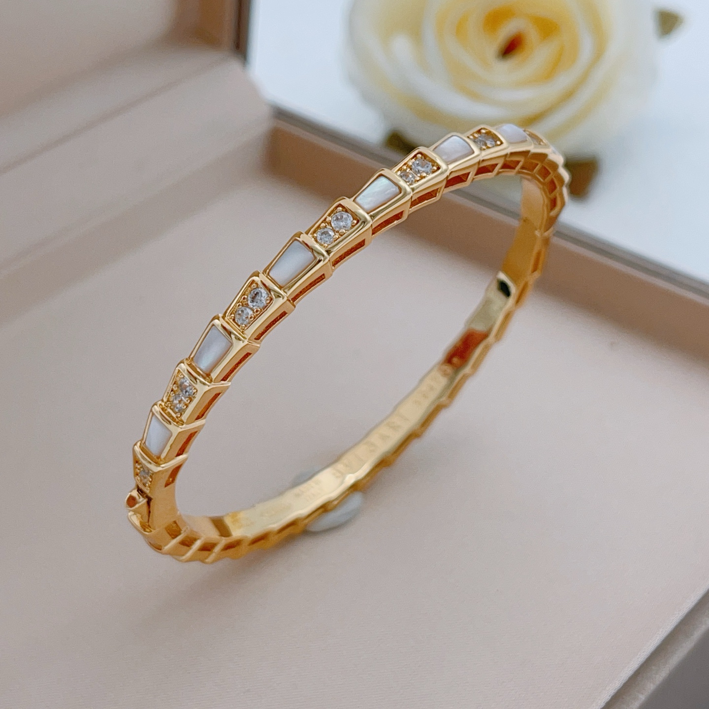 Bvlgari Serpenti Viper bracelet Yellow gold white mother-of-pearl clear diamonds 17