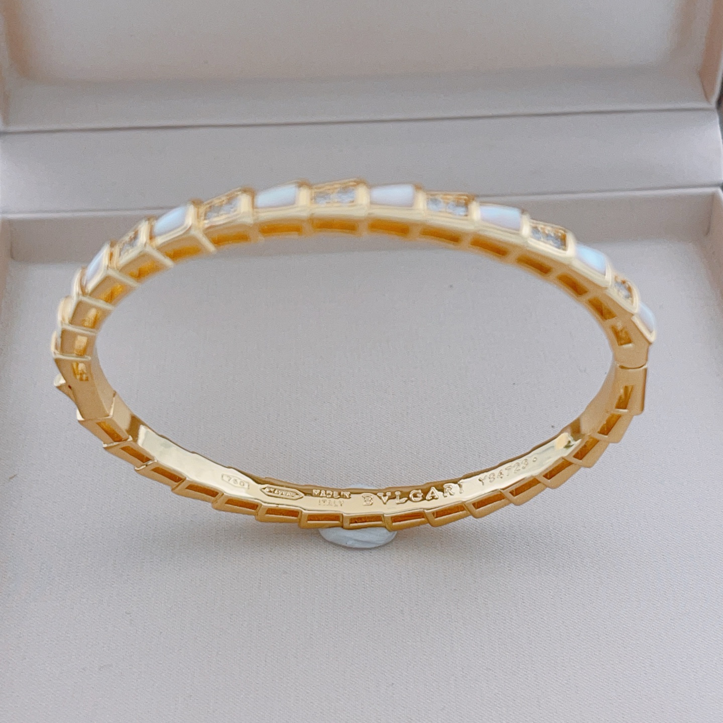 Bvlgari Serpenti Viper bracelet Yellow gold white mother-of-pearl clear diamonds 17