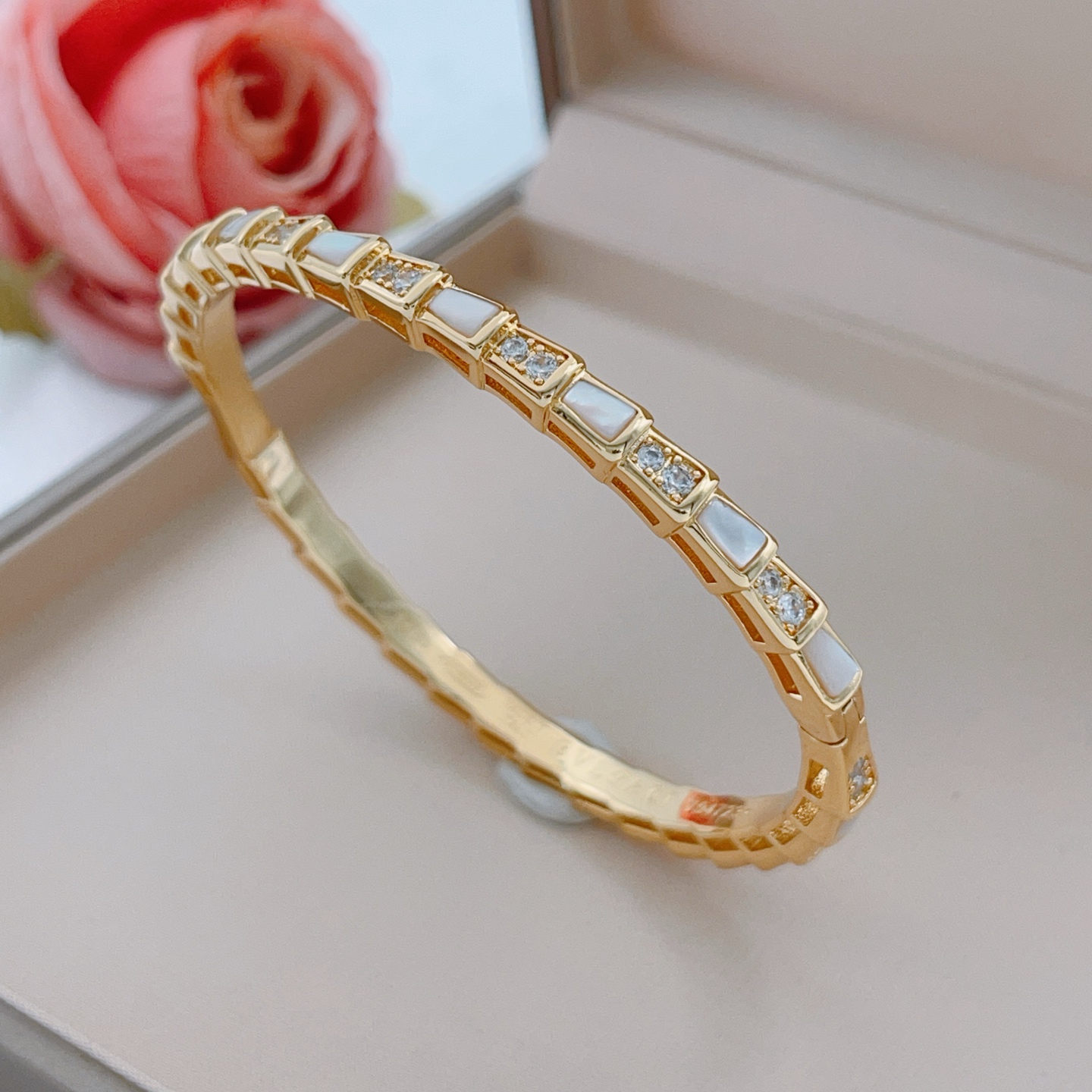 Bvlgari Serpenti Viper bracelet Yellow gold white mother-of-pearl clear diamonds 17