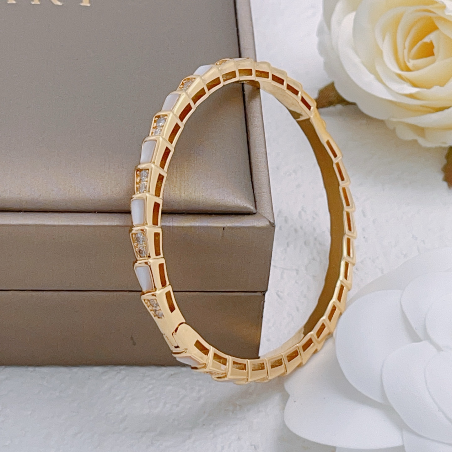 Bvlgari Serpenti Viper bracelet Yellow gold white mother-of-pearl clear diamonds 17