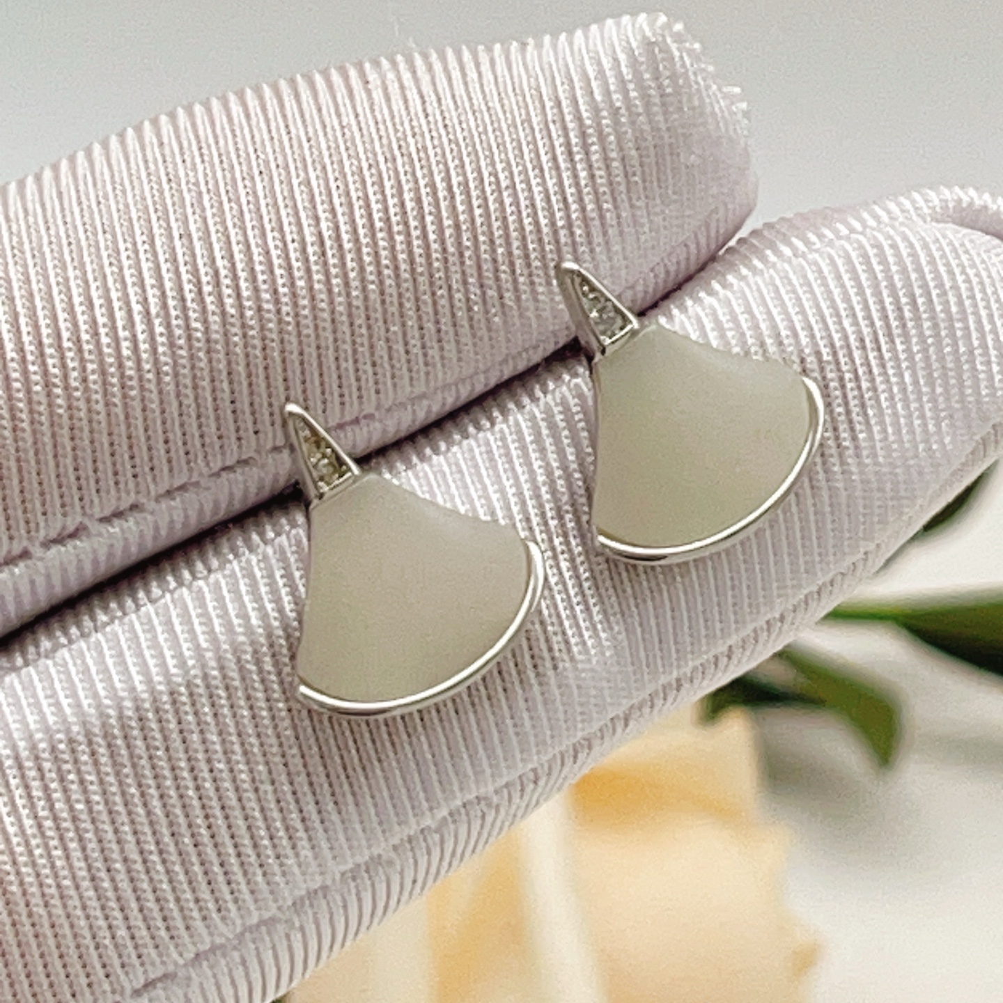 Bvlgari Divas Dream earrings silver-toned metal with white mother-of-pearl and clear diamond accents 1 2cm stud length