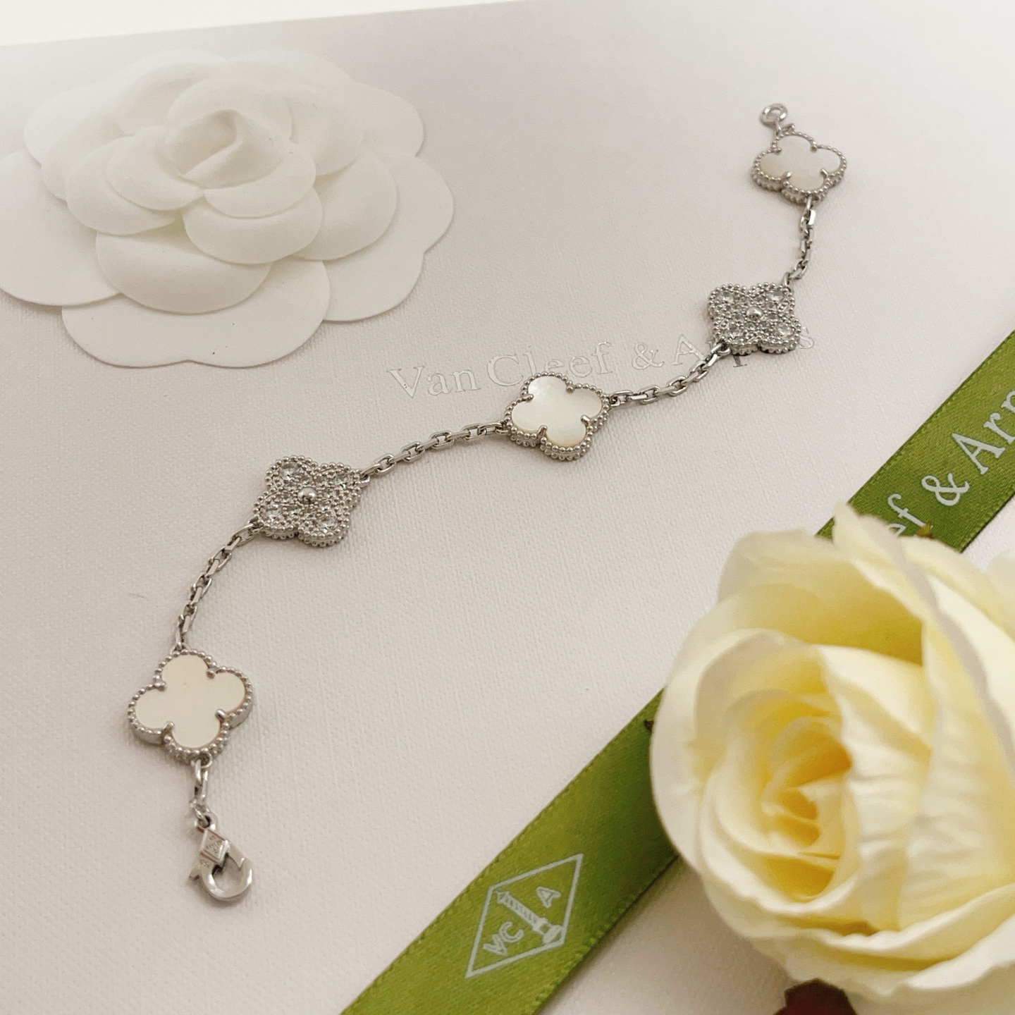 Van Cleef Arpels Bracelet Alhambra Métal doré blanc avec accents de nacre blanche et diamants clairs 18 cm