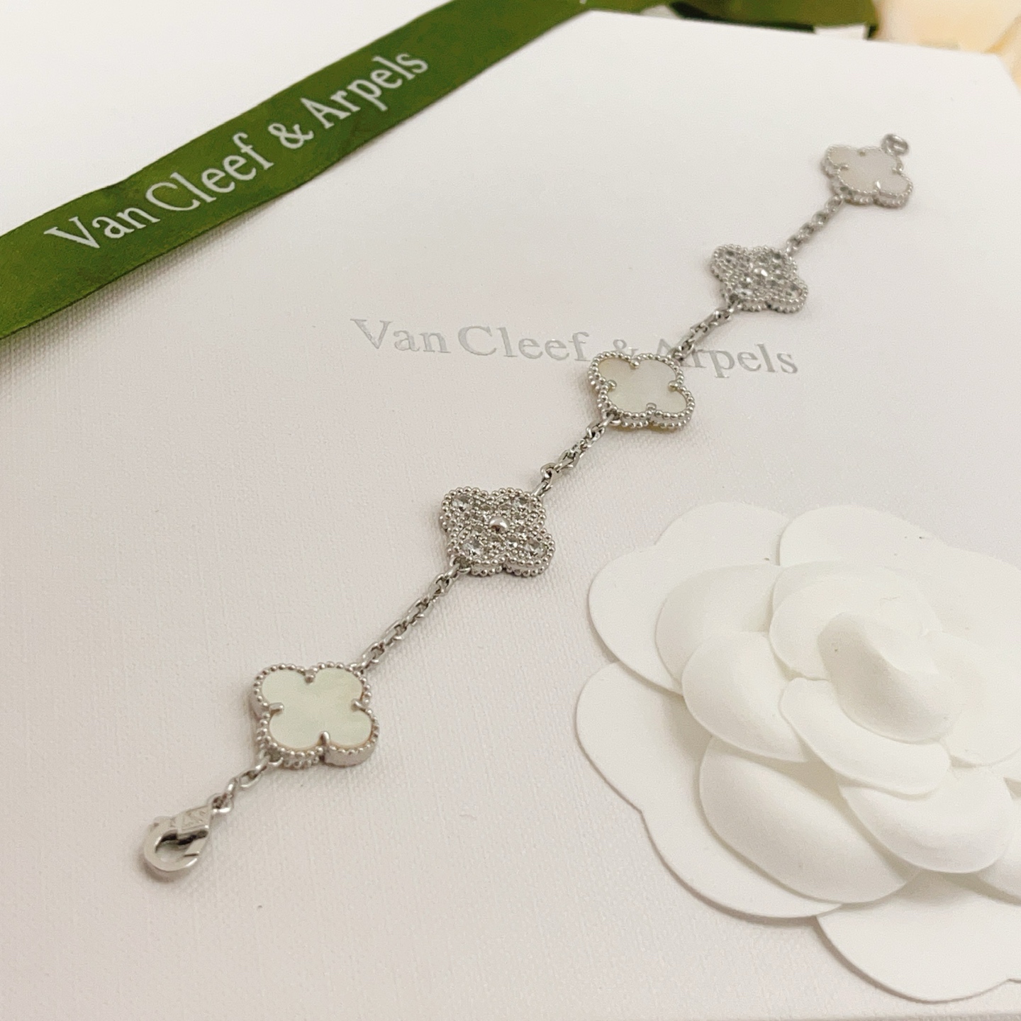 Van Cleef Arpels Bracelet Alhambra Métal doré blanc avec accents de nacre blanche et diamants clairs 18 cm