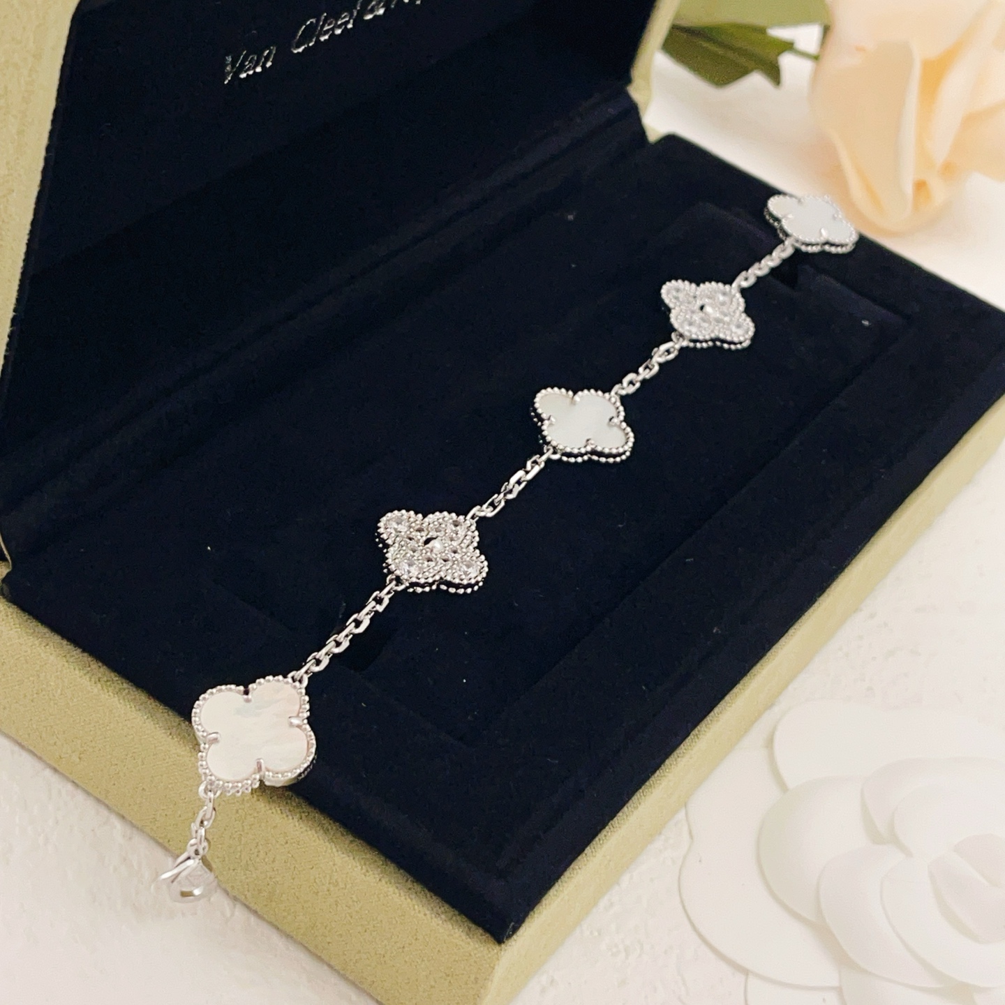 Van Cleef Arpels Bracelet Alhambra Métal doré blanc avec accents de nacre blanche et diamants clairs 18 cm