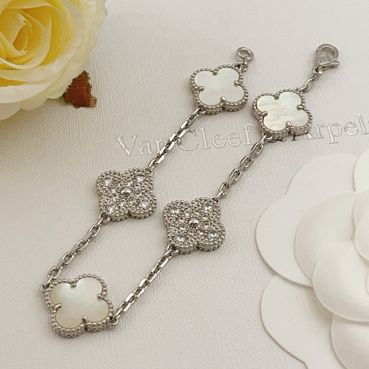 Van Cleef Arpels Bracelet Alhambra Métal doré blanc avec accents de nacre blanche et diamants clairs 18 cm
