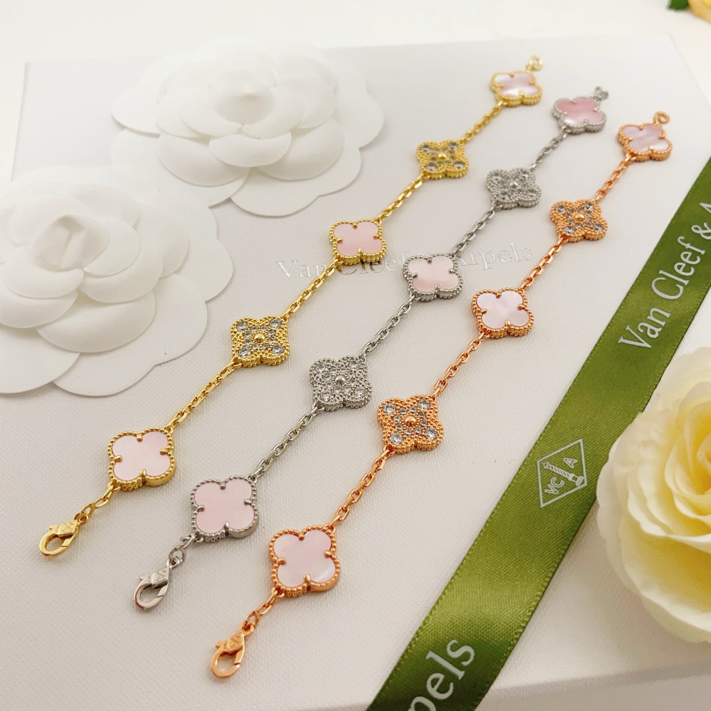 Bracciale Van Cleef Arpels Alhambra Oro rosa con madreperla rosa accenti di madreperla bianca e diamanti 17 cm
