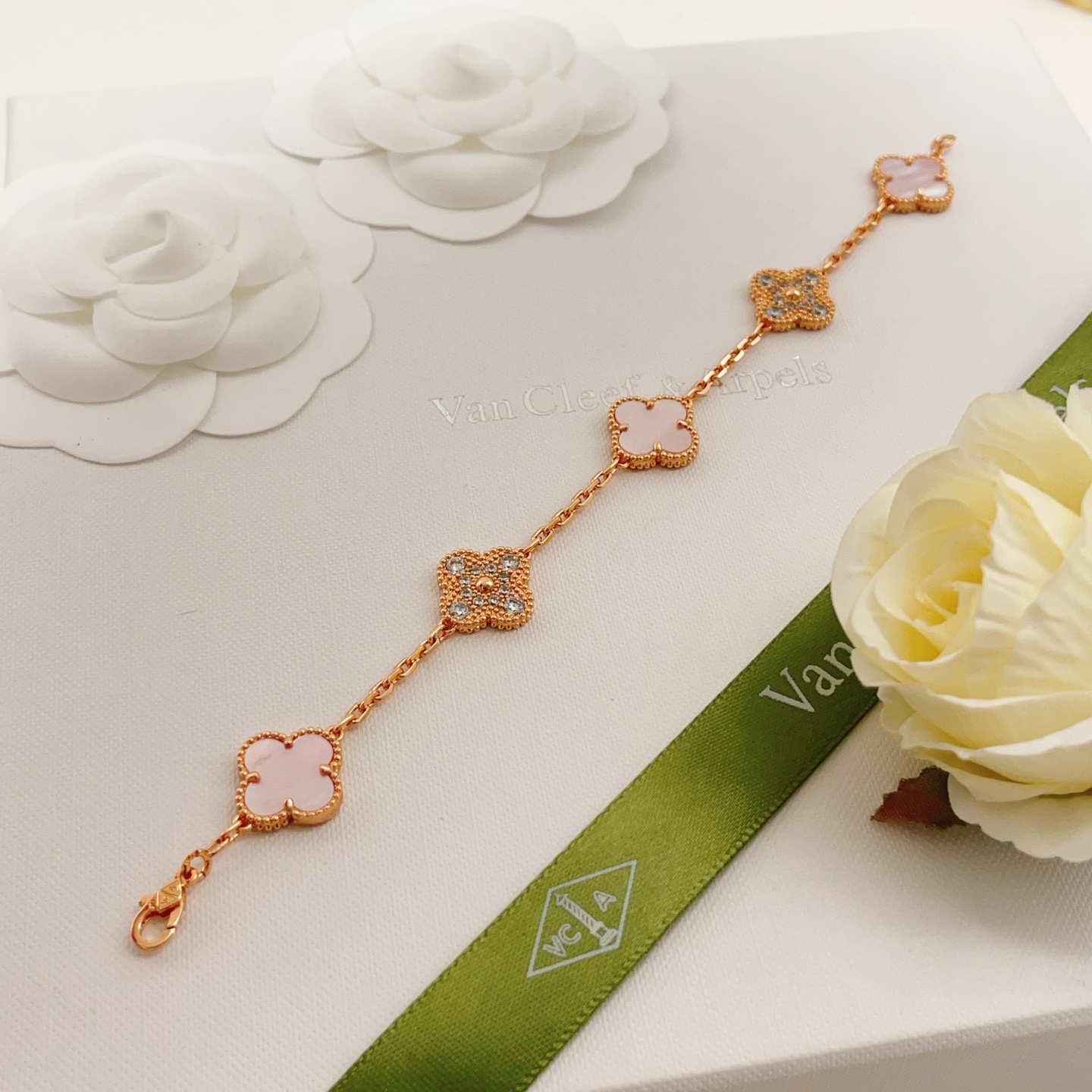 Bracciale Van Cleef Arpels Alhambra Oro rosa con madreperla rosa accenti di madreperla bianca e diamanti 17 cm